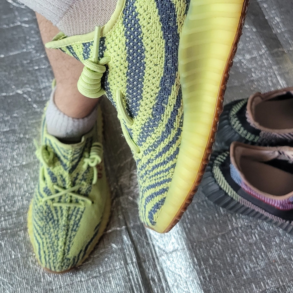 Adidas Yeezy Boost 350 V2 Semi Frozen Yellow 착용 스타일 - 5
