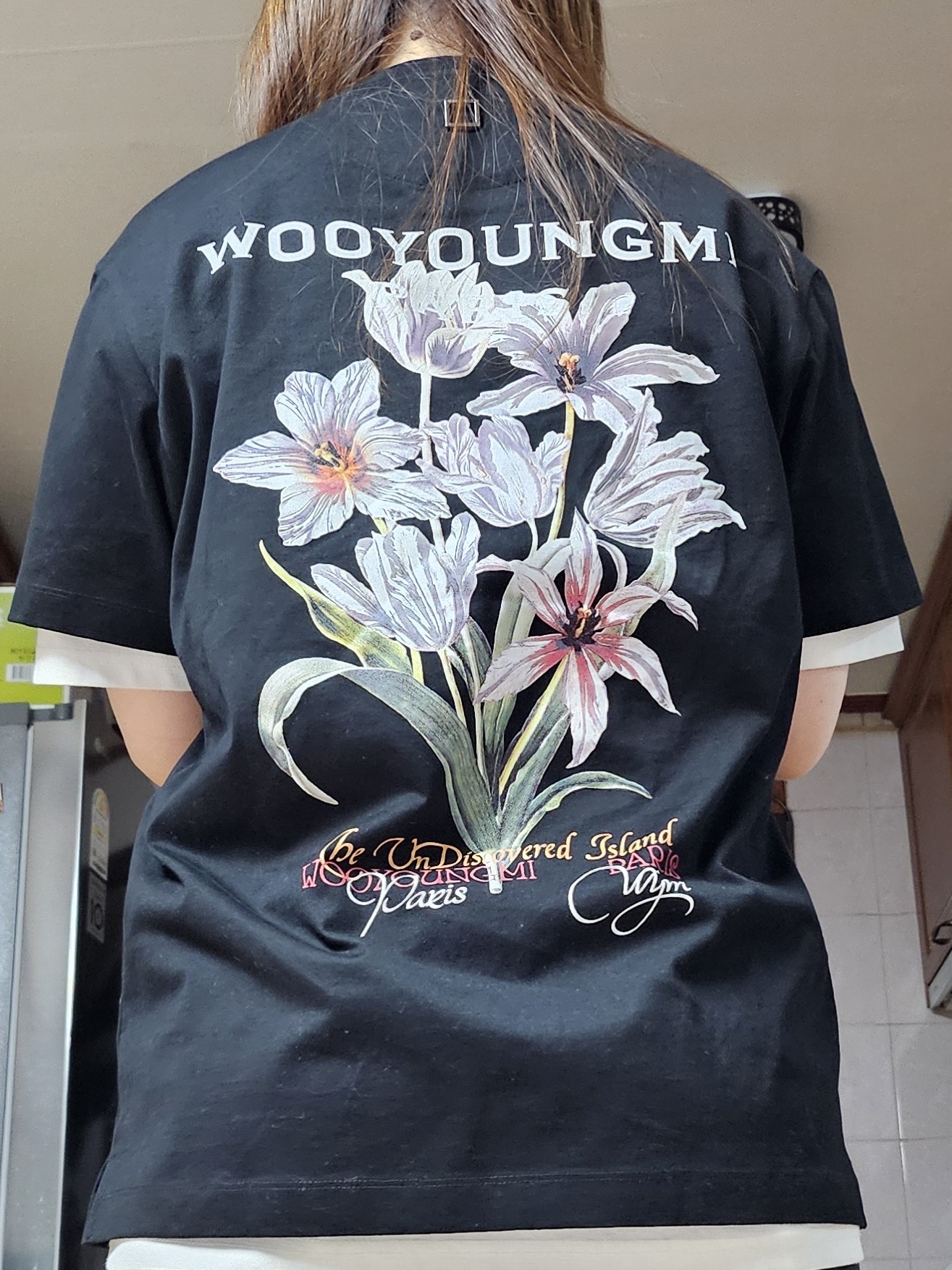 Wooyoungmi Flower Back Logo T-Shirt Black - 24SS 착용 스타일