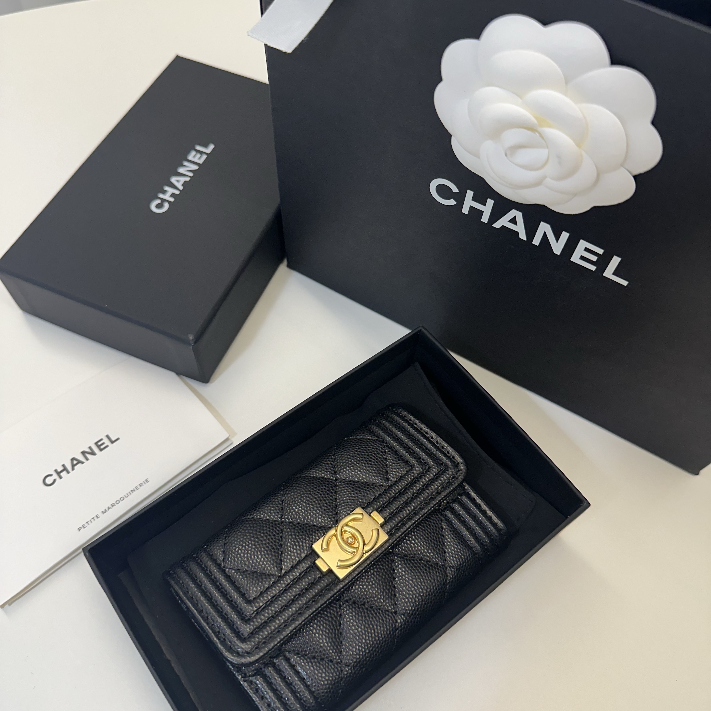 Chanel Boy Chanel Flap Card Holder Grained Calfskin & Gold Black 착용 스타일