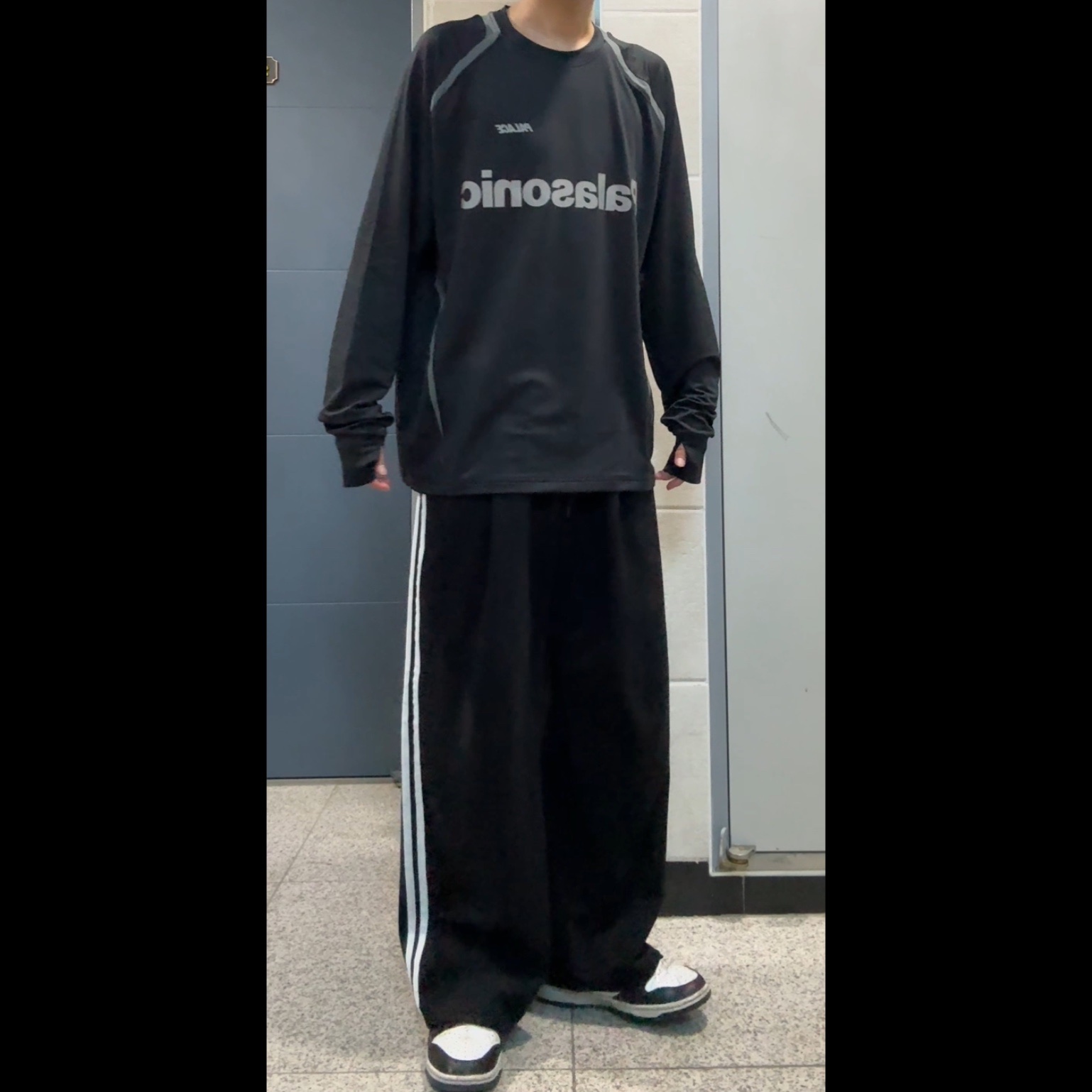 Palace Trail Runner Long Sleeve Black - 24SS 착용 스타일 - 1