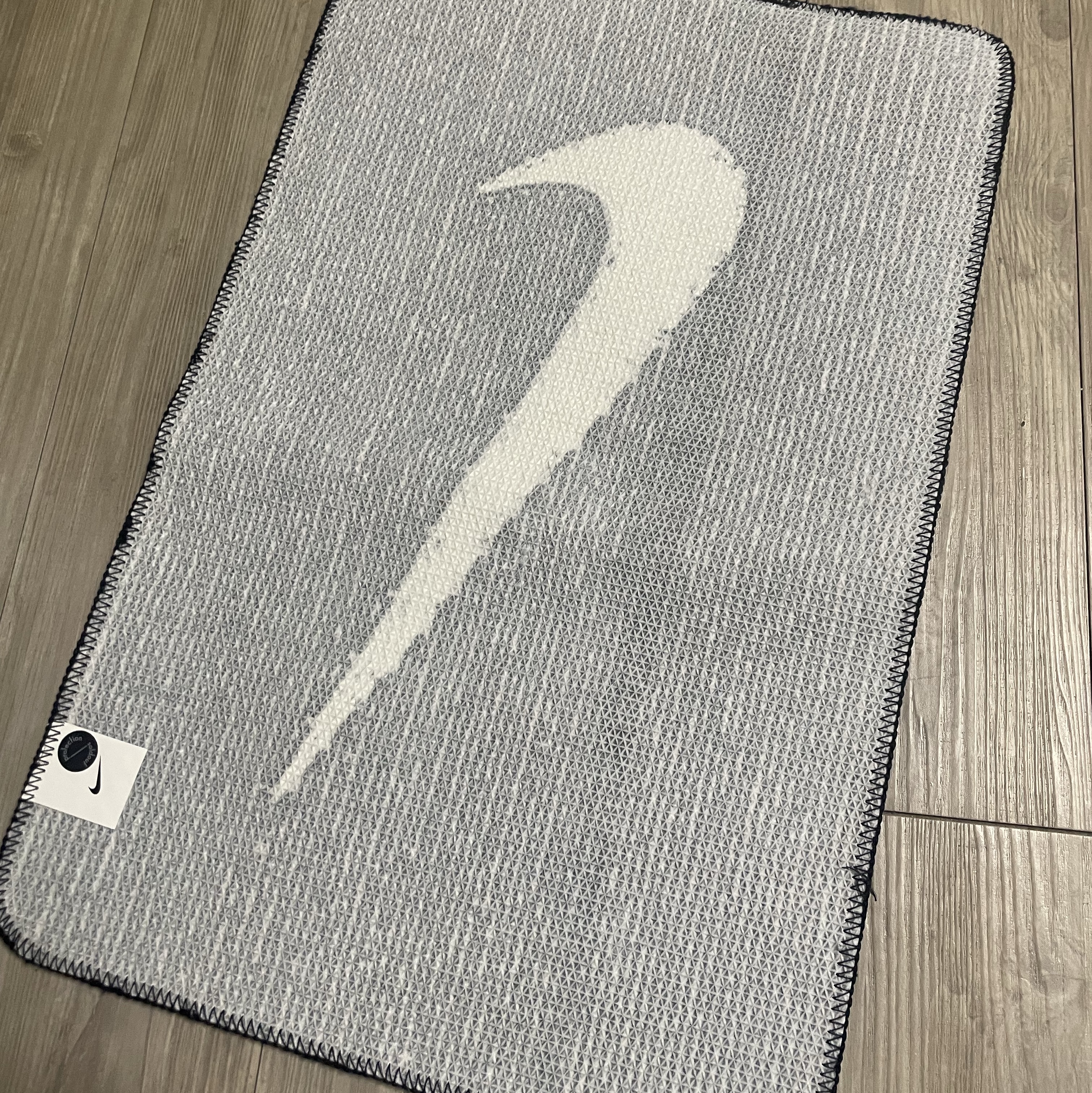 Nike Swoosh Rug Black White 착용 스타일 - 3