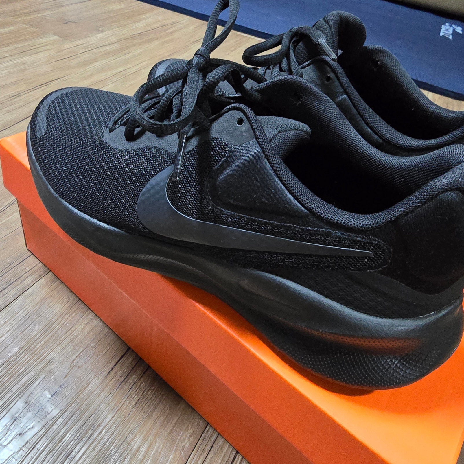 Nike Revolution 7 Black Off Noir 착용 스타일 - 3