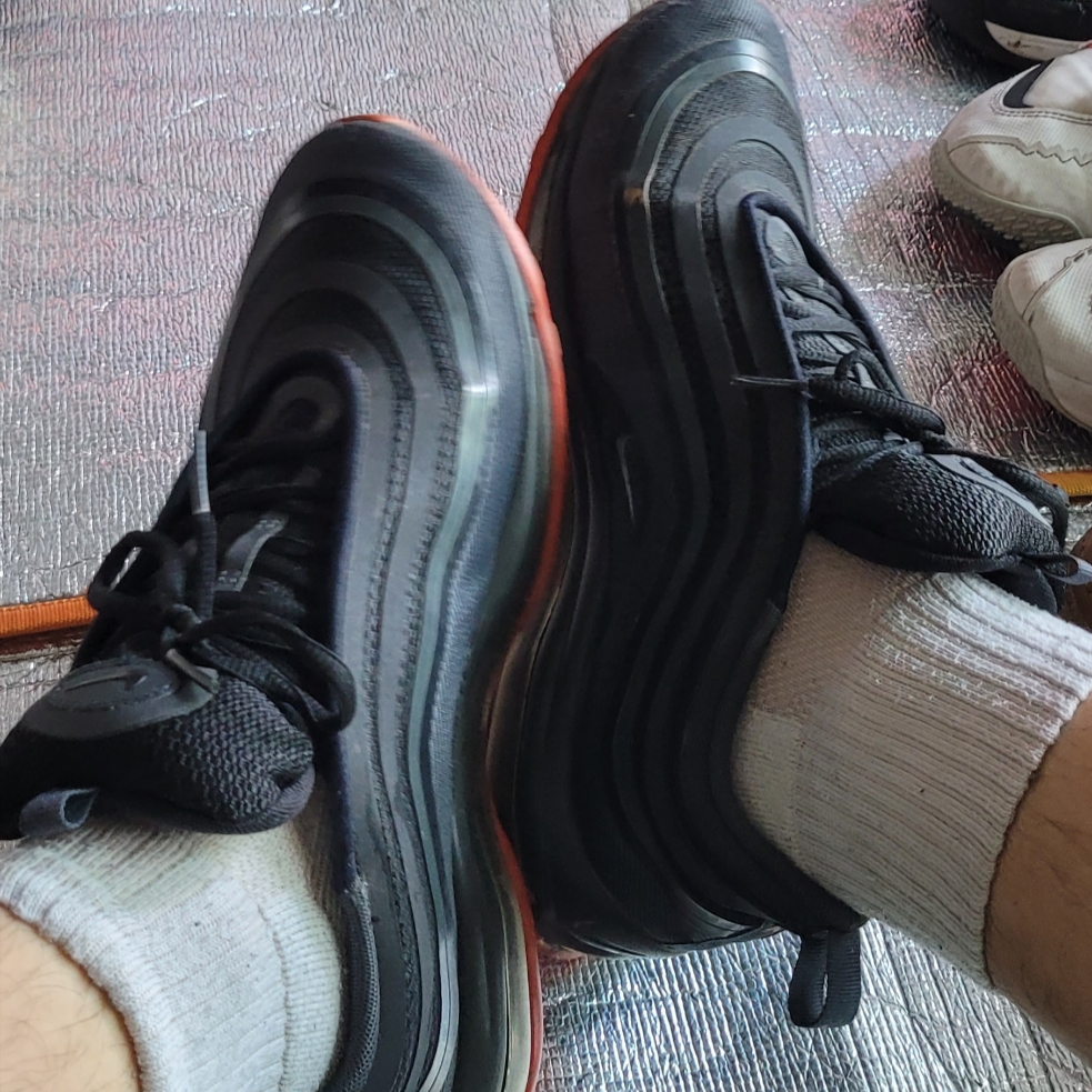 Nike Air Max 97 Ultra 17 Anthracite Rush Orange 착용 스타일 - 2