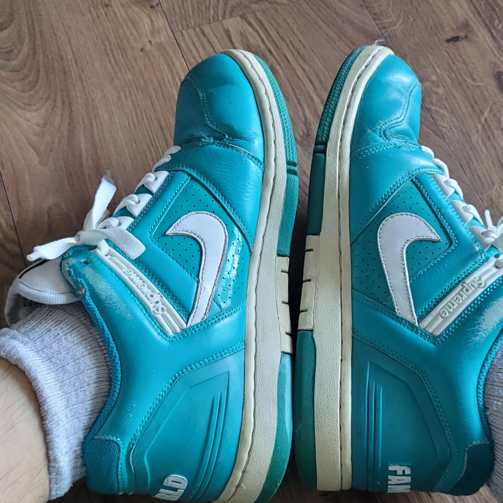 Nike x Supreme SB Air Force 2 Low Blue 착용 스타일 - 2