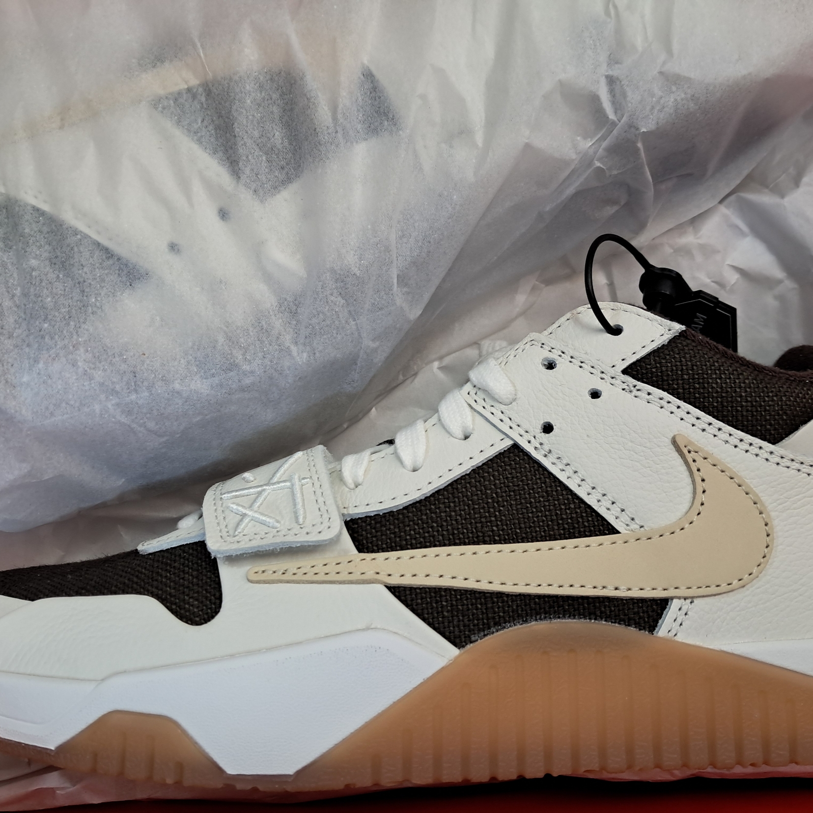 Jordan x Travis Scott Jumpman Jack TR Sail and Dark Mocha 착용 스타일 - 2