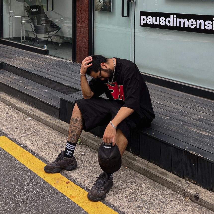 Adidas Yeezy 500 Utility Black 2022/2023, Supreme 2-Tone S Logo 6-Panel Black - 24SS 착용 스타일 - 3