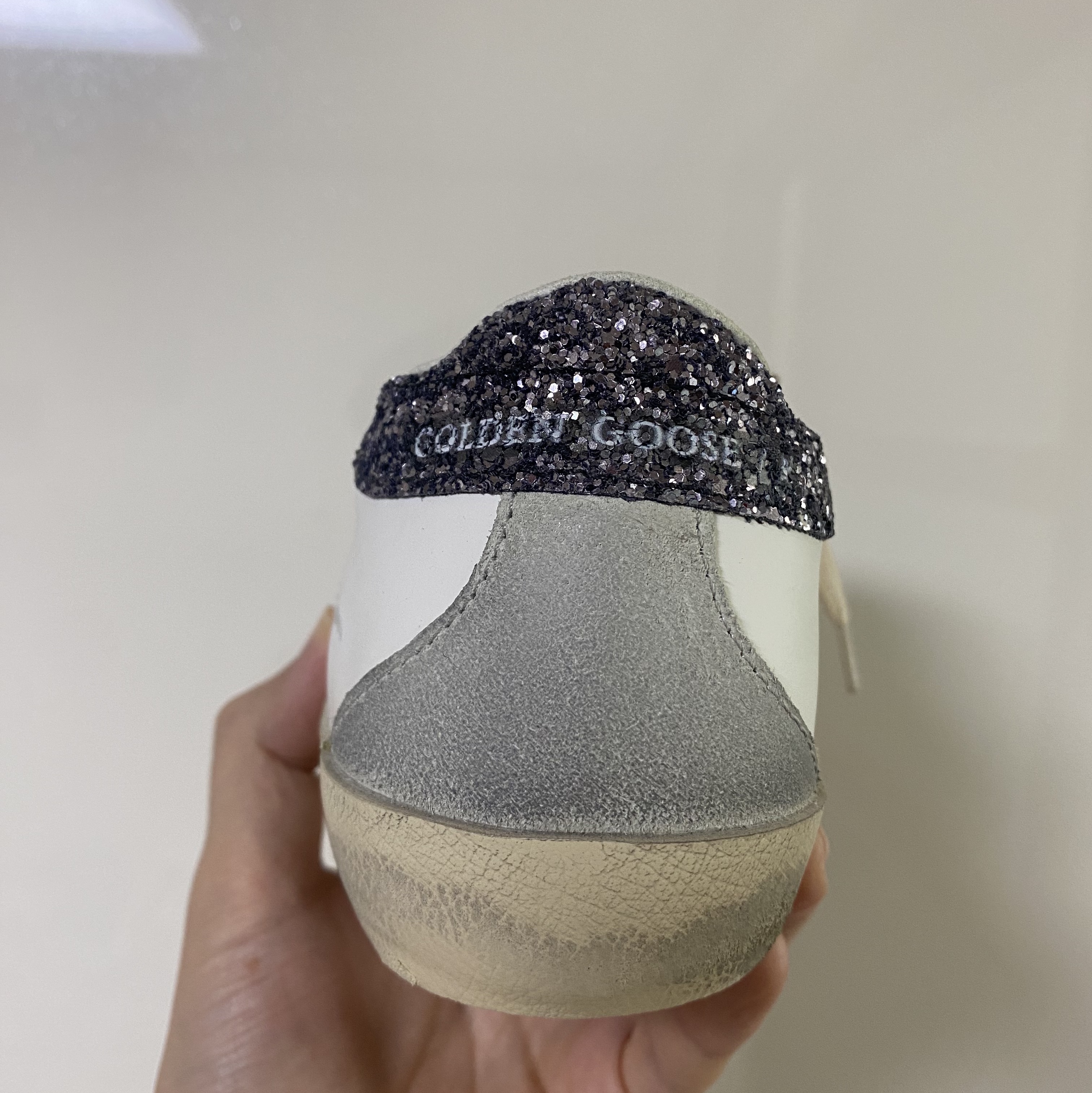 (W) Golden Goose Superstar White Grey Suede Star Glitter Heel Tab Sneakers 착용 스타일 - 2
