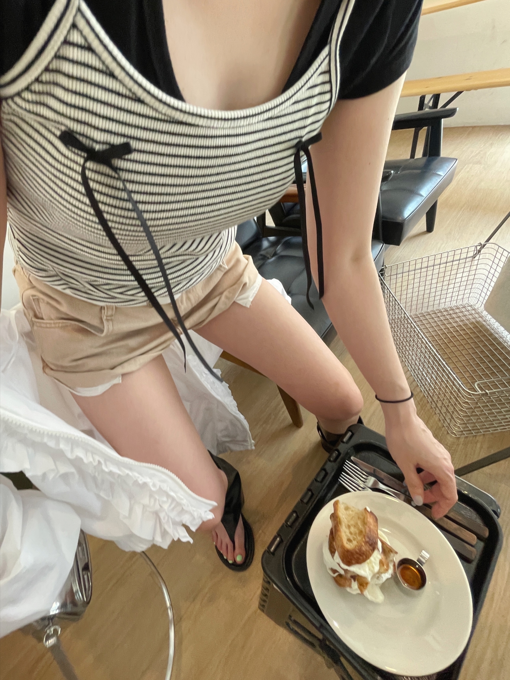 Jacquemus La Casquette Artichaut Fringe Baseball Cap Black, Diesel 1DR Mini Bag in Mirrored Leather Silver 착용 스타일 - 5