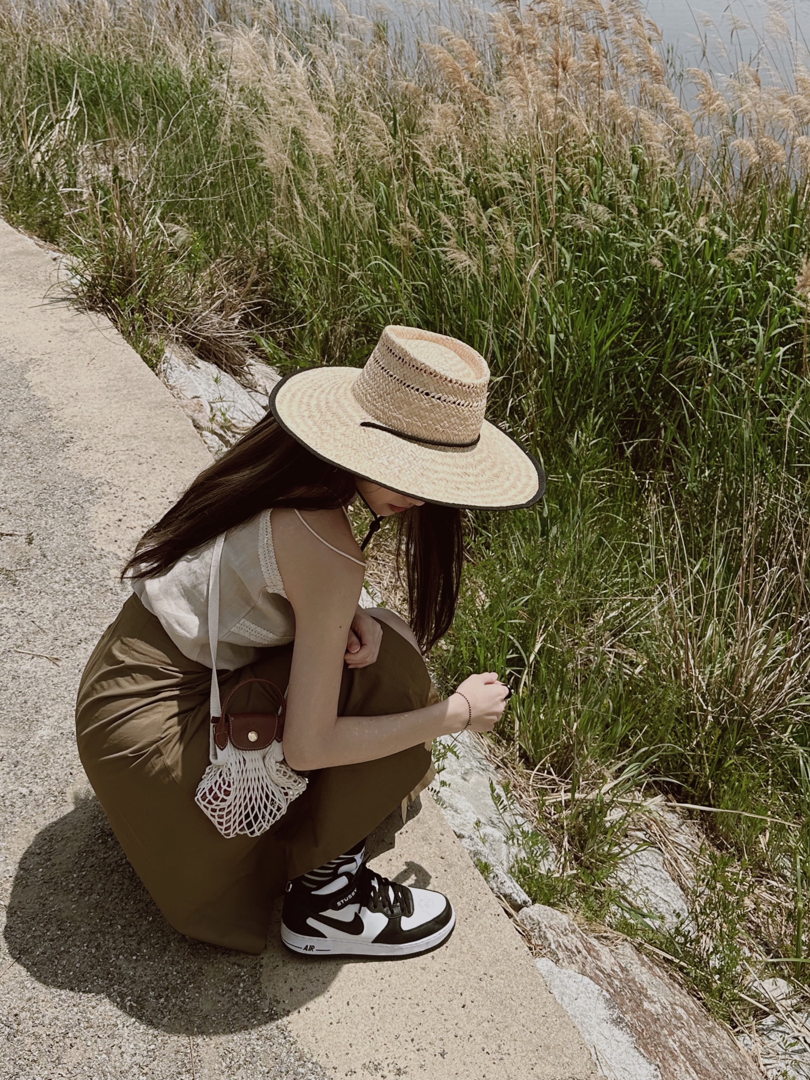 Longchamp Le Pliage Filet Crossbody Bag XS Ecru, Nike x Stussy Air Force 1 '07 Mid SP Black and Light Bone 착용 스타일 - 3