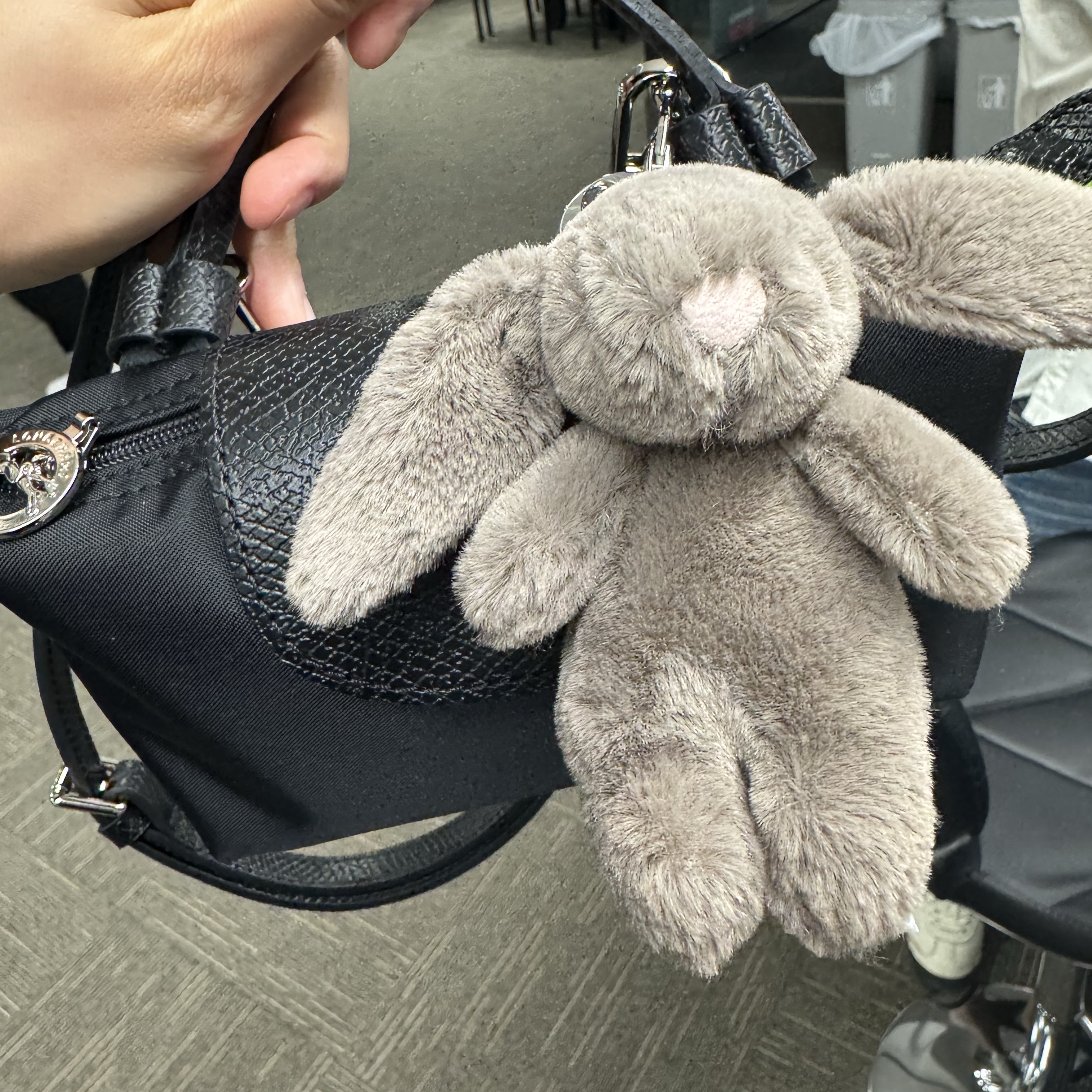 Jellycat Bashful Bunny Truffle Bag Charm Brown 착용 스타일