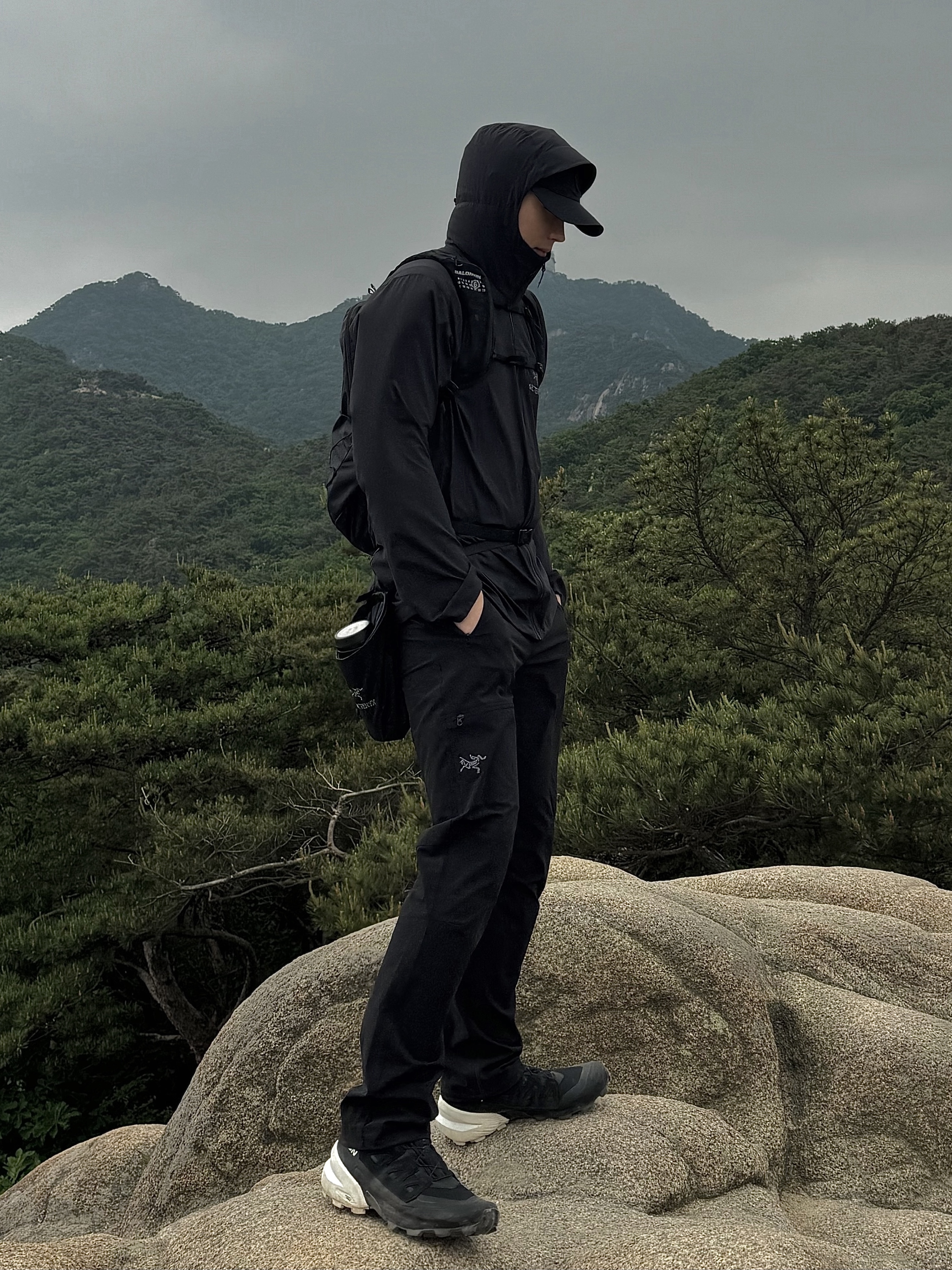 Salomon x MM6 Maison Margiela XT-15 Black, Arc'teryx Squamish Hoody Black 착용 스타일