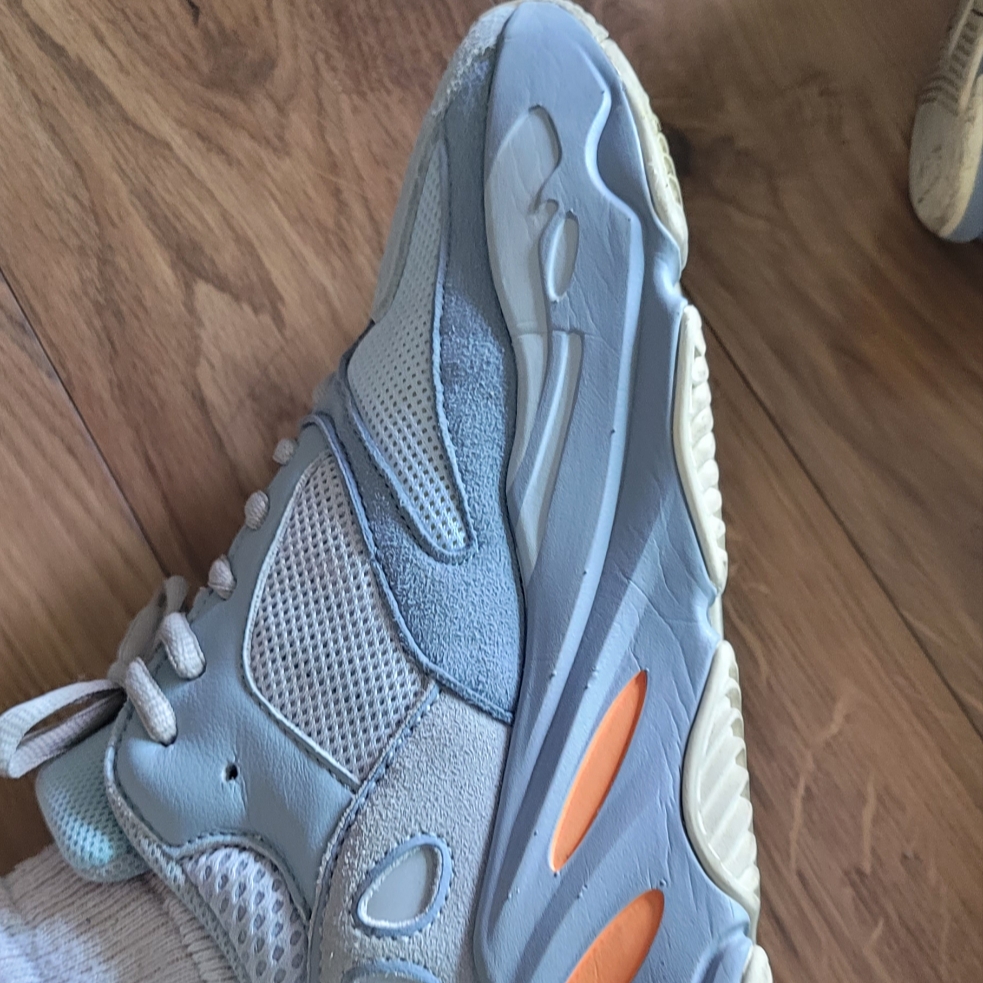 Adidas Yeezy Boost 700 Inertia 착용 스타일 - 5