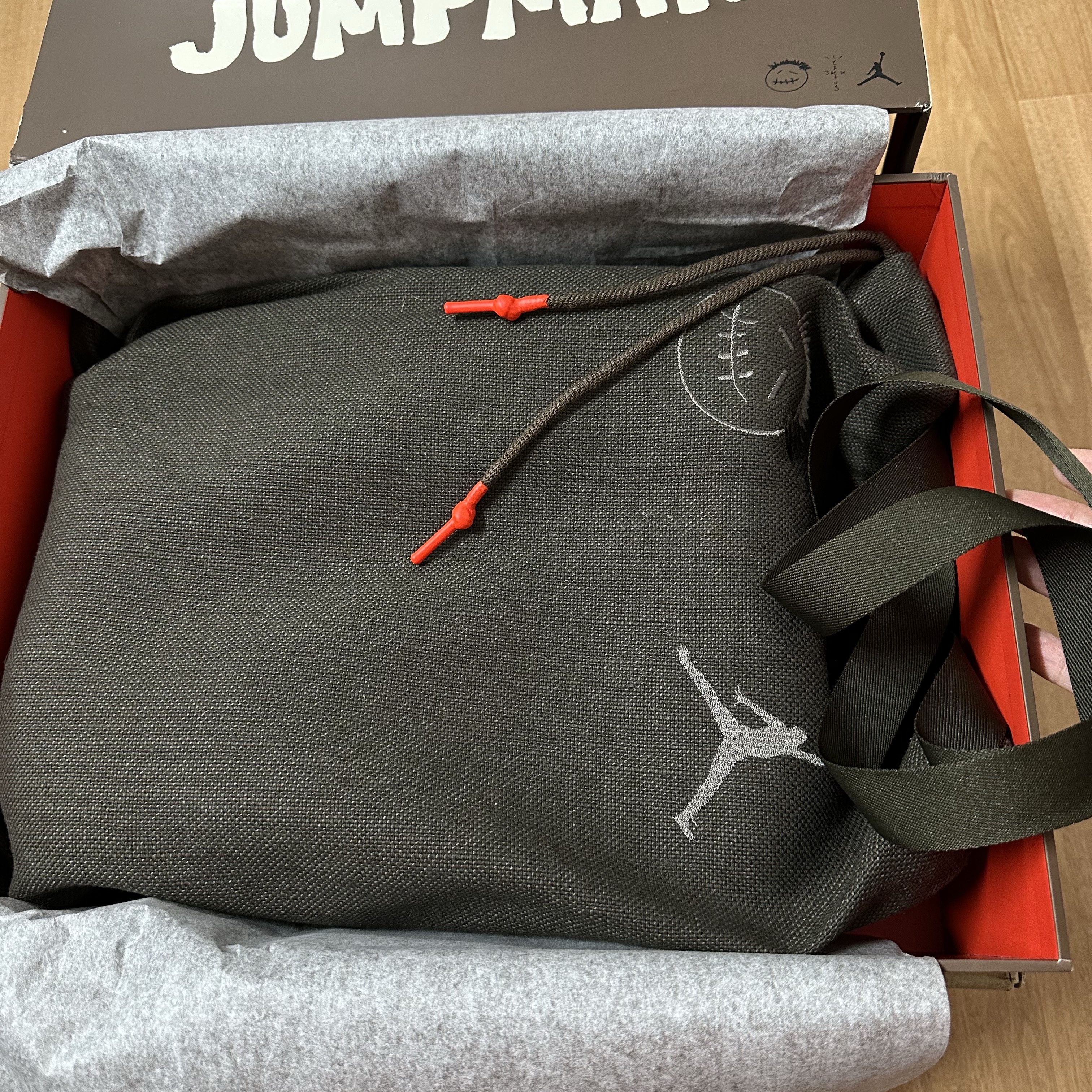 Jordan x Travis Scott Jumpman Jack TR Sail and Dark Mocha 착용 스타일 - 4