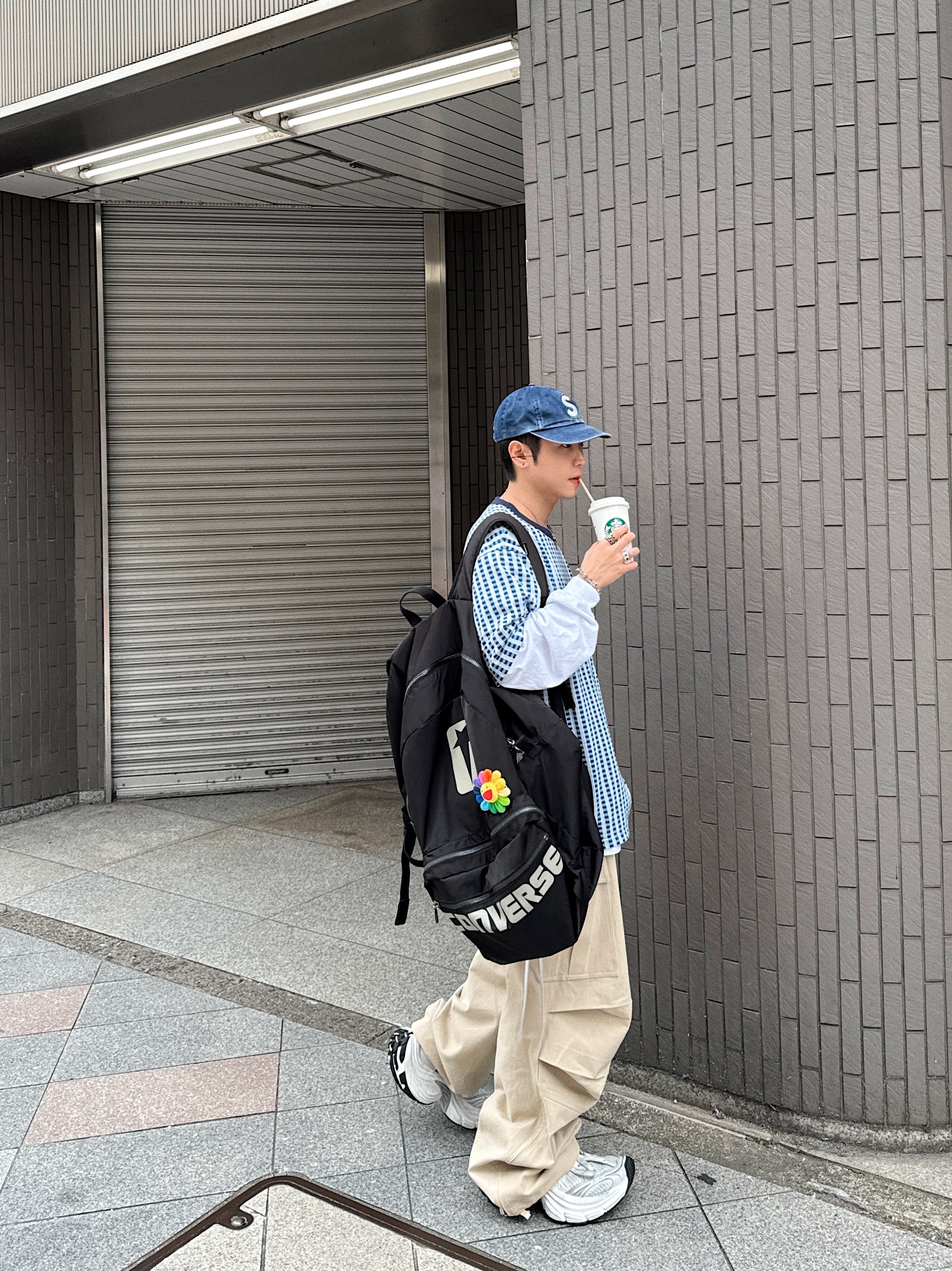 Converse x Drkshdw Oversized Backpack Black, Supreme Pigment Print S Logo 6-Panel Indigo - 22FW 착용 스타일 - 1