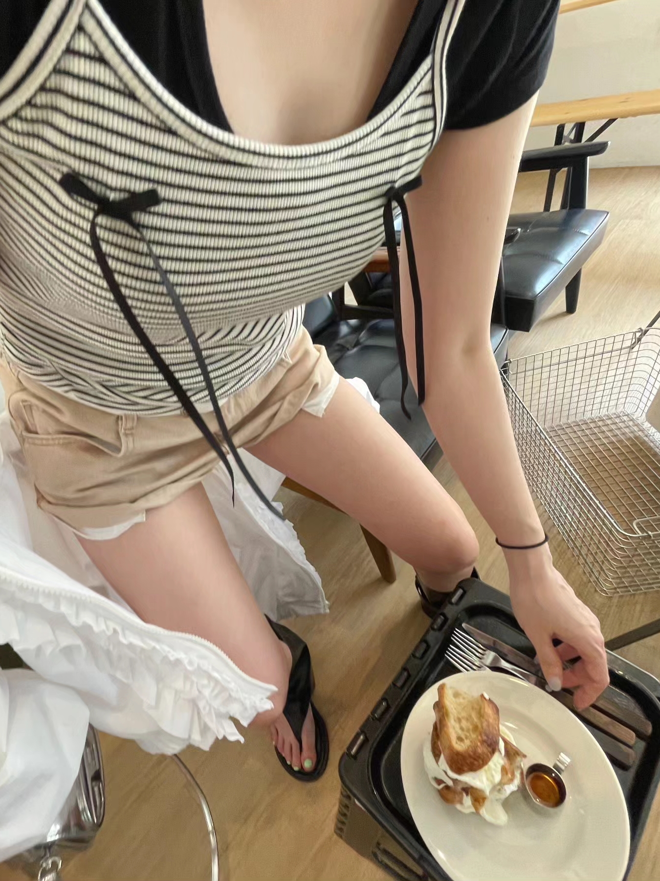 Jacquemus La Casquette Artichaut Fringe Baseball Cap Black, Diesel 1DR Mini Bag in Mirrored Leather Silver 착용 스타일 - 3