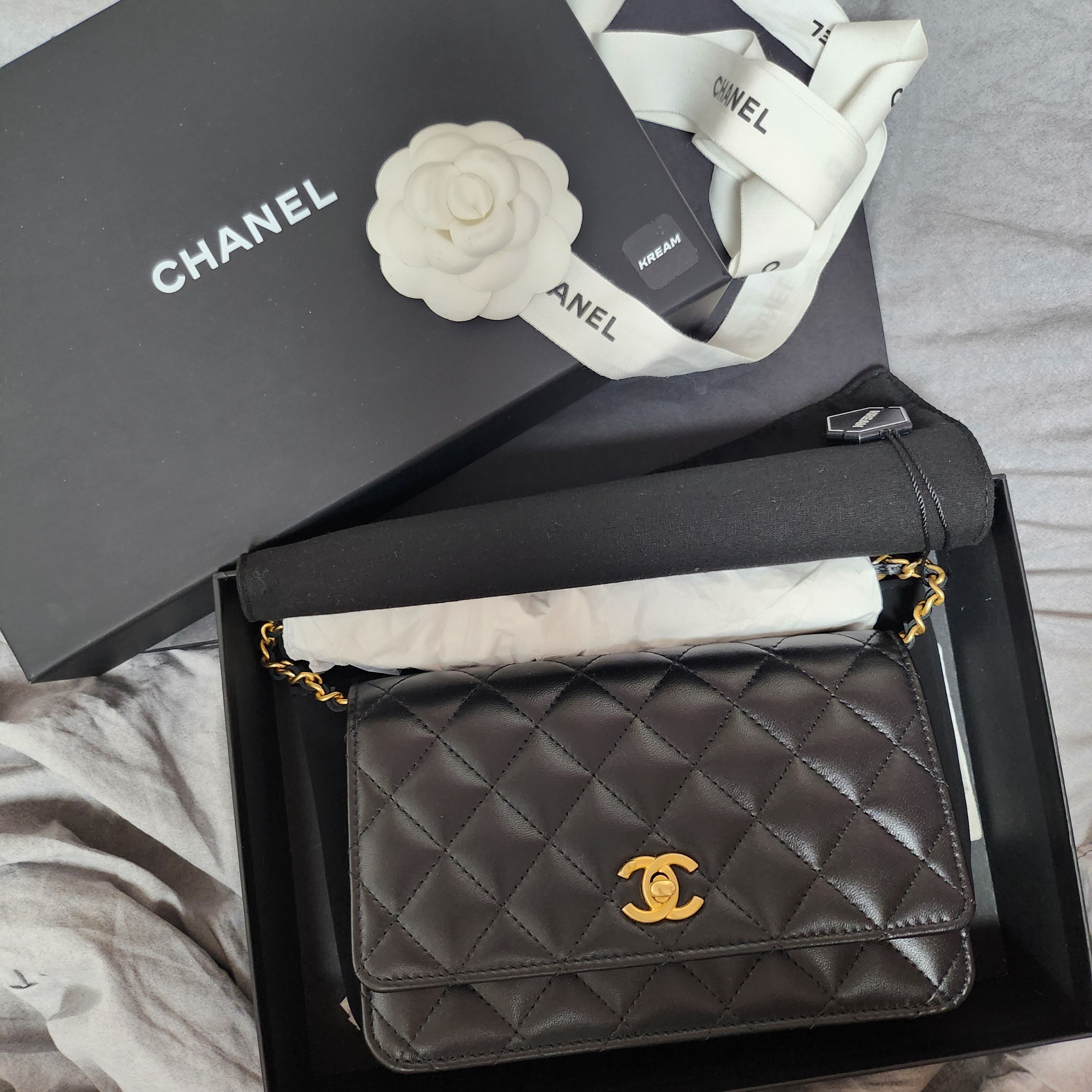 Chanel Wallet On Chain Lambskin & Gold Black 착용 스타일 - 1