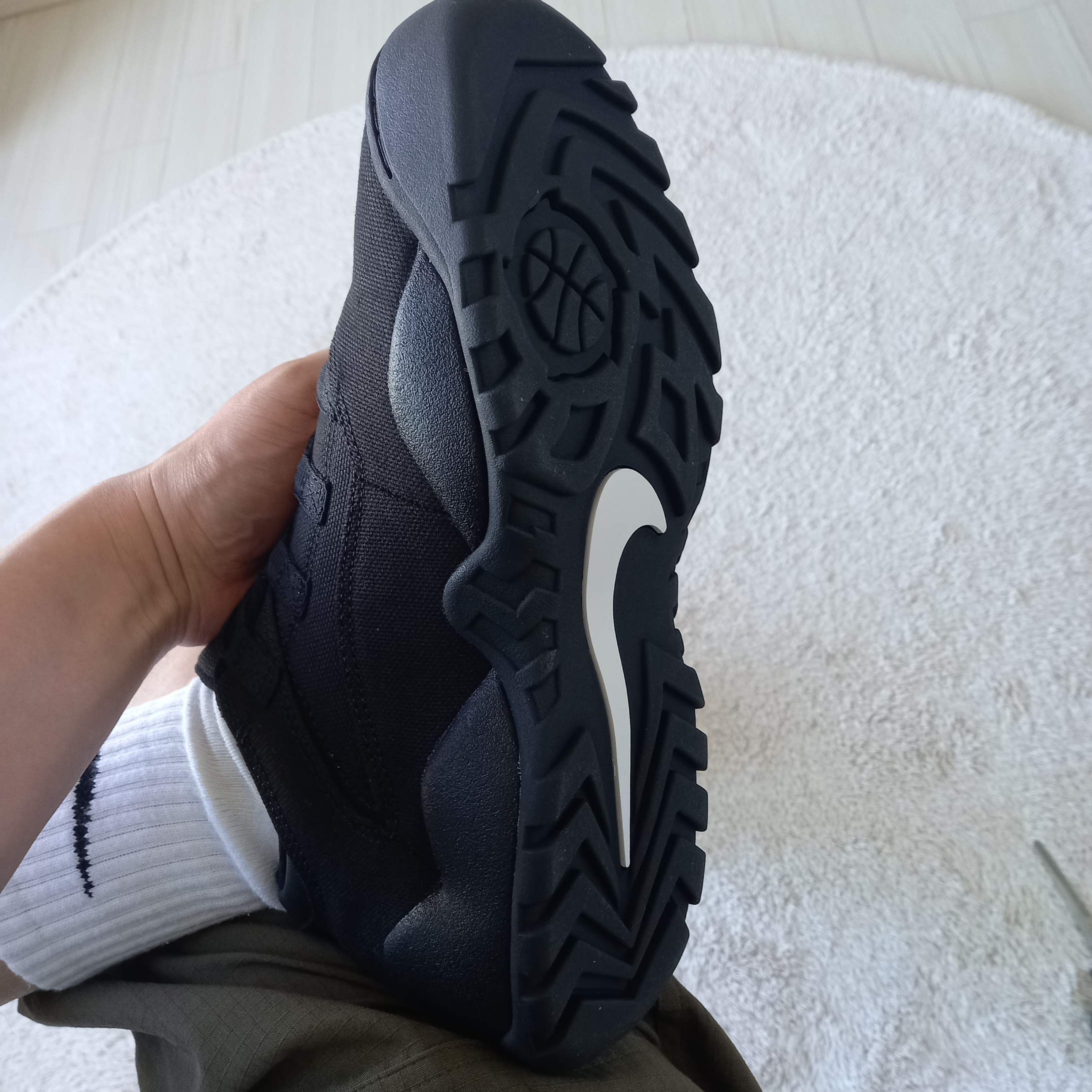 Nike x Supreme SB Darwin Low Black 착용 스타일 - 7