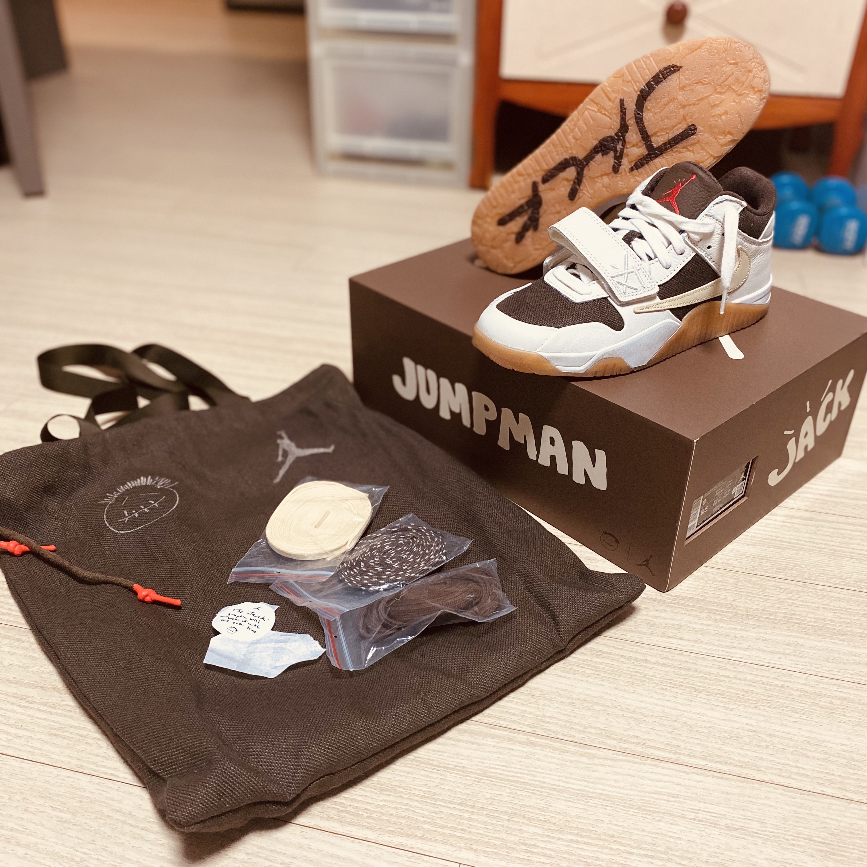 Jordan x Travis Scott Jumpman Jack TR Sail and Dark Mocha 착용 스타일 - 1