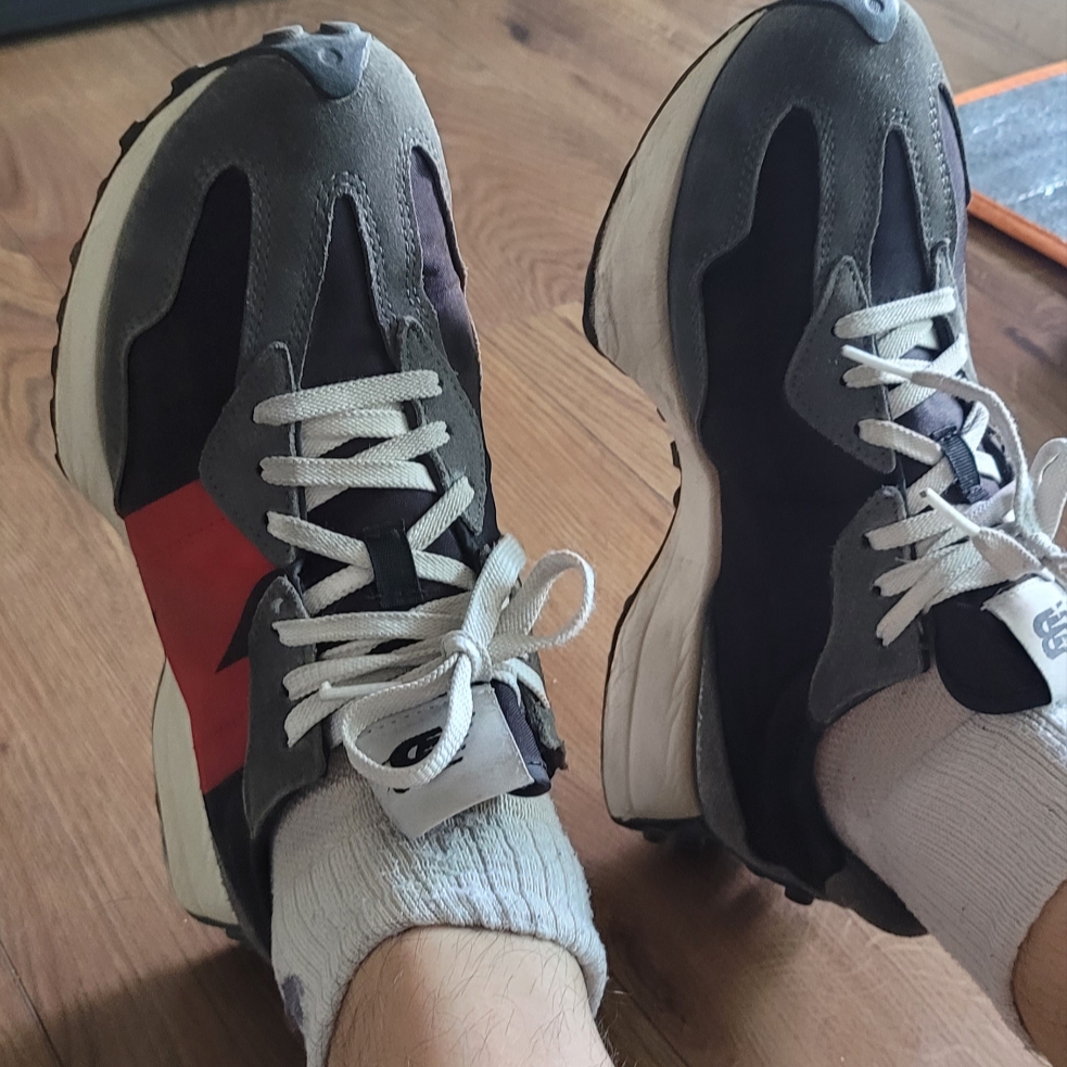 New Balance 327 Magnet Team Red 착용 스타일 - 1