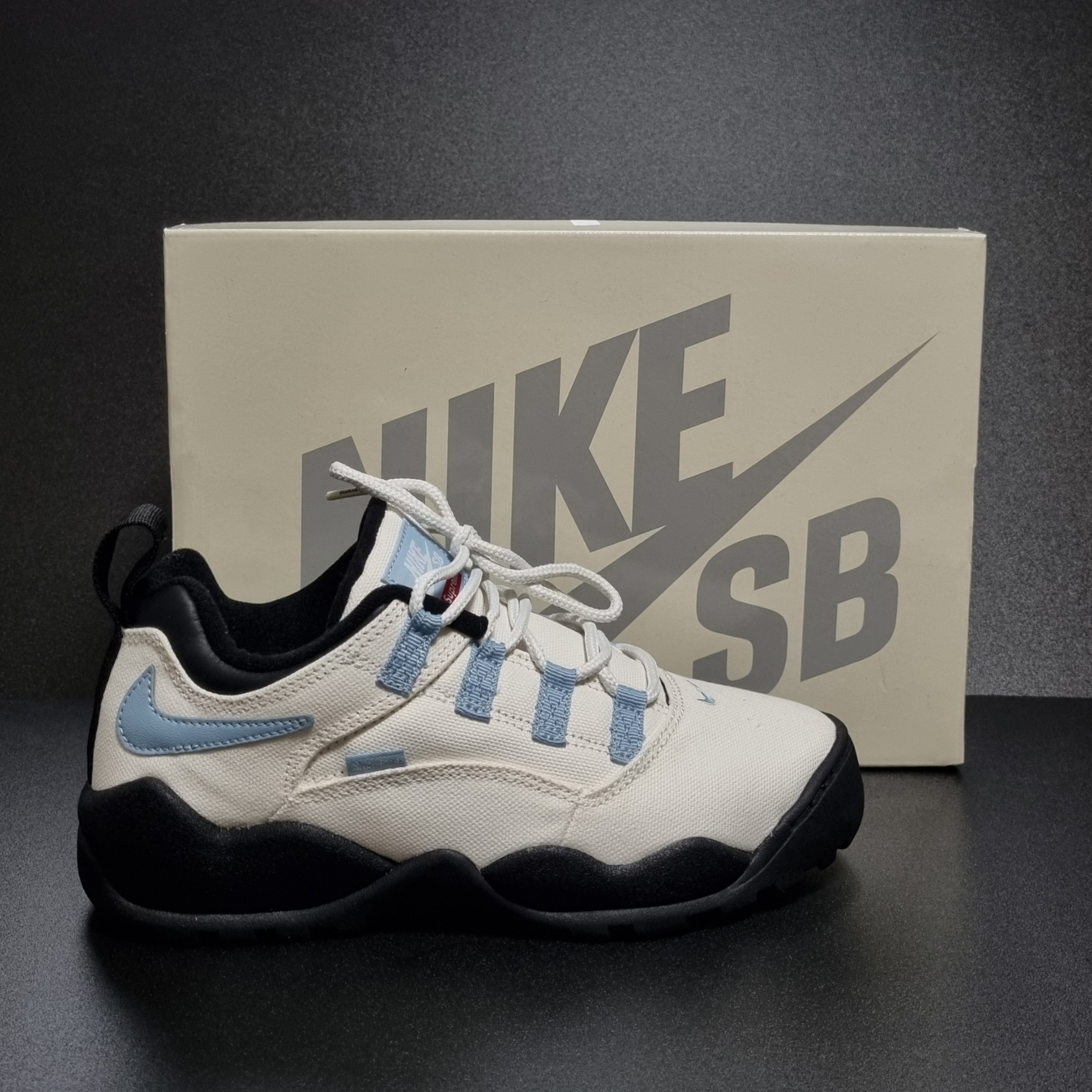 Nike x Supreme SB Darwin Low White 착용 스타일 - 2
