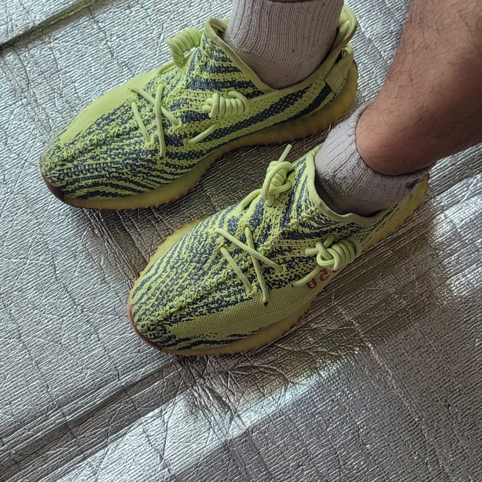 Adidas Yeezy Boost 350 V2 Semi Frozen Yellow 착용 스타일 - 3