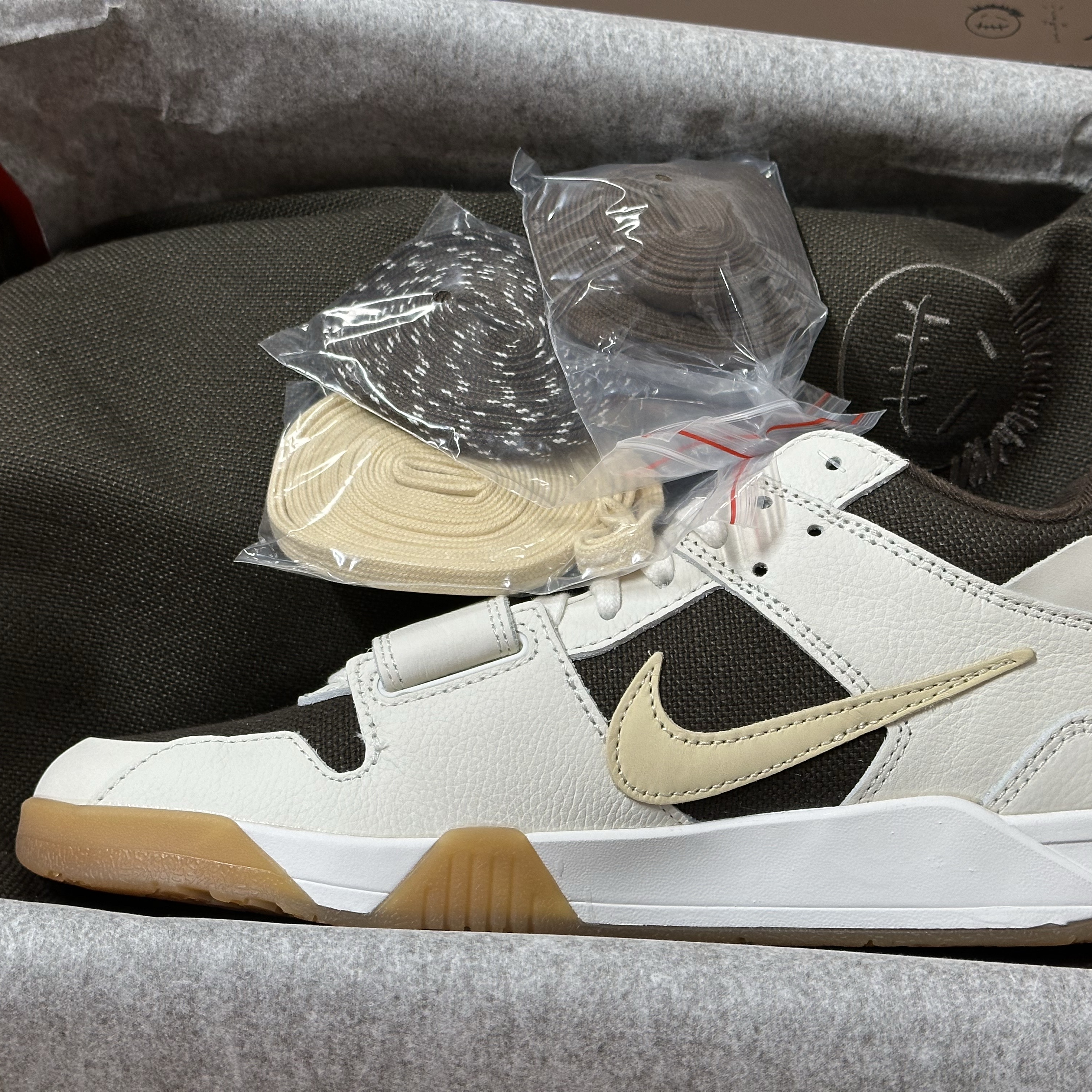 Jordan x Travis Scott Jumpman Jack TR Sail and Dark Mocha 착용 스타일 - 2