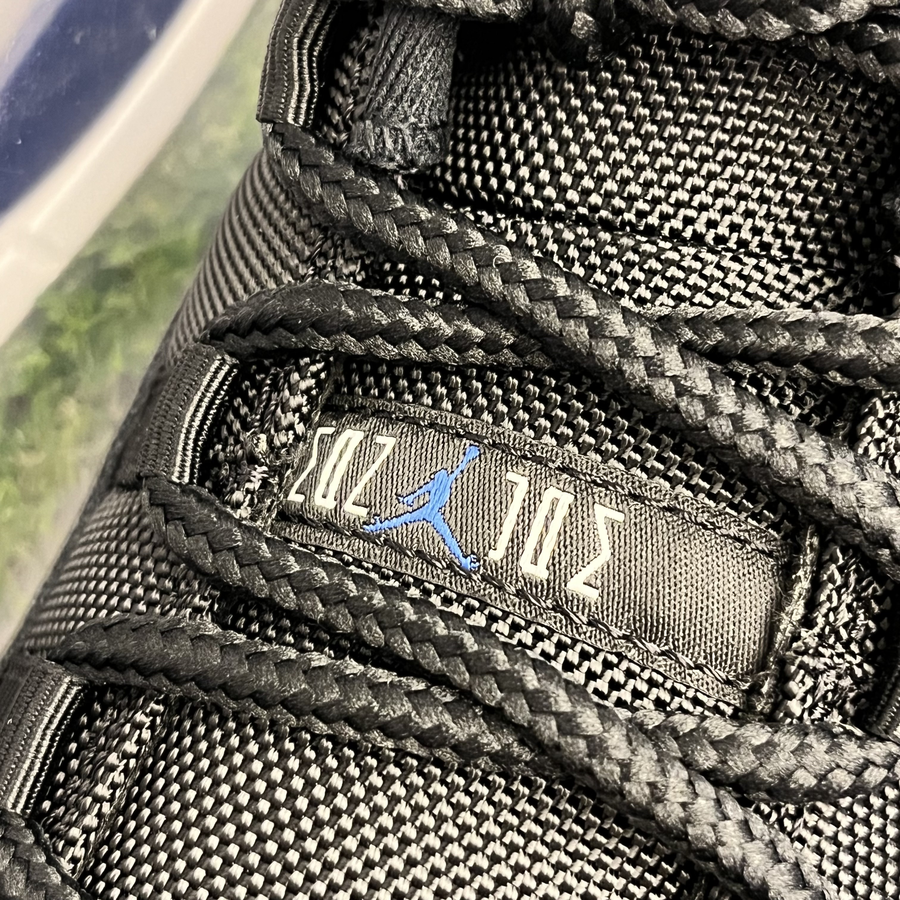 Jordan 11 Retro Low Black and Varsity Royal 착용 스타일 - 2