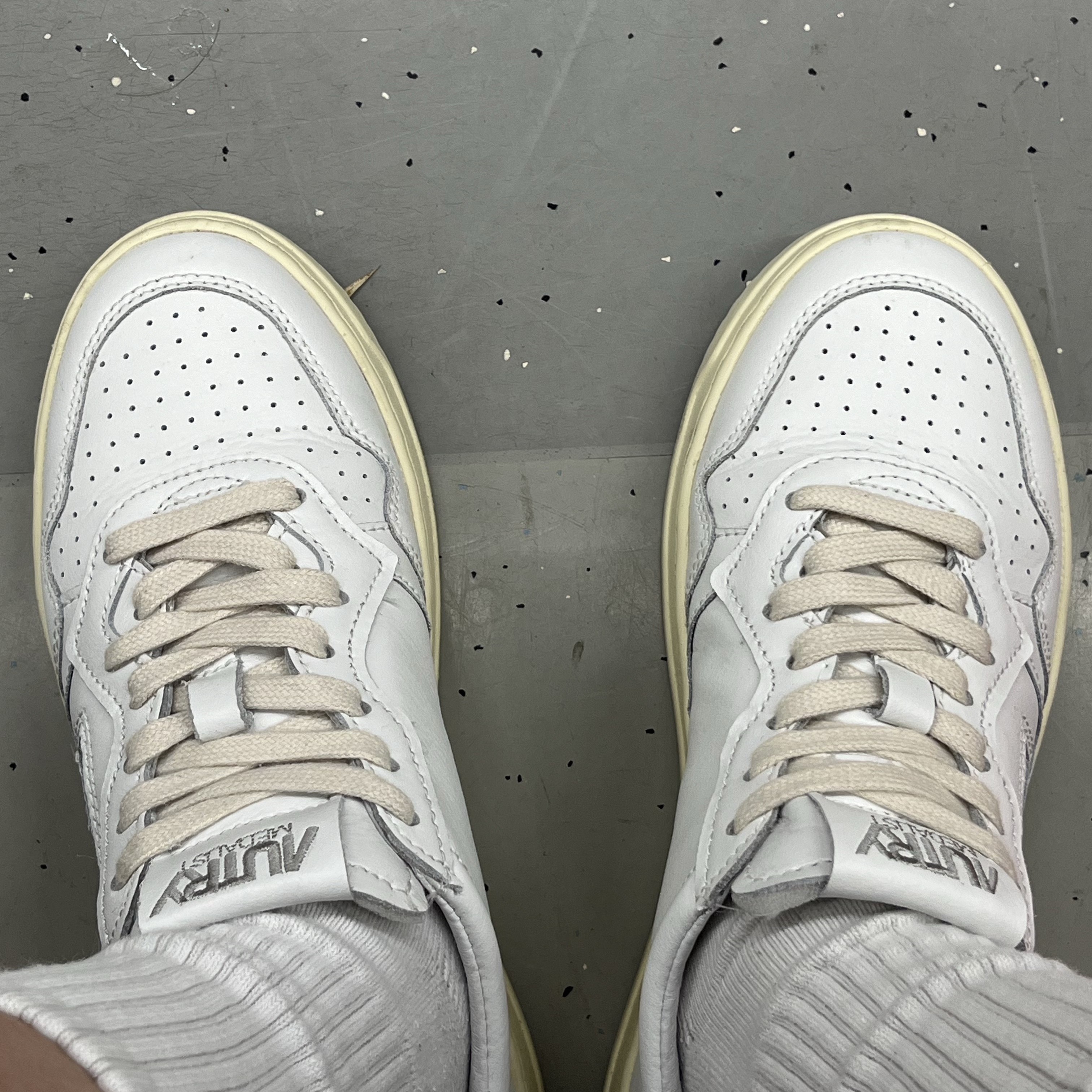 (W) Autry Medalist Low Leather Sneakers White 착용 스타일