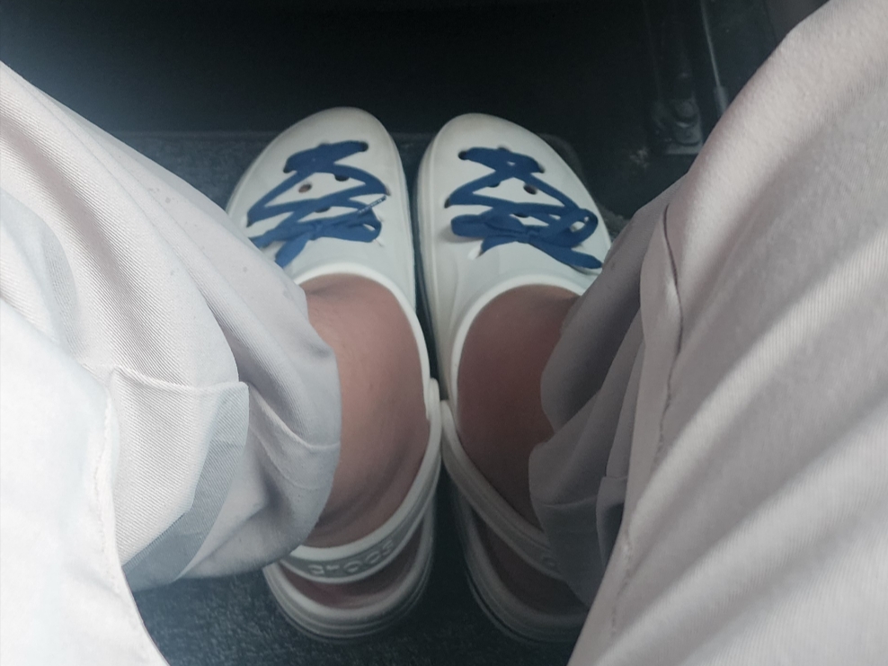 Crocs Bayaband Clog White Navy 착용 스타일
