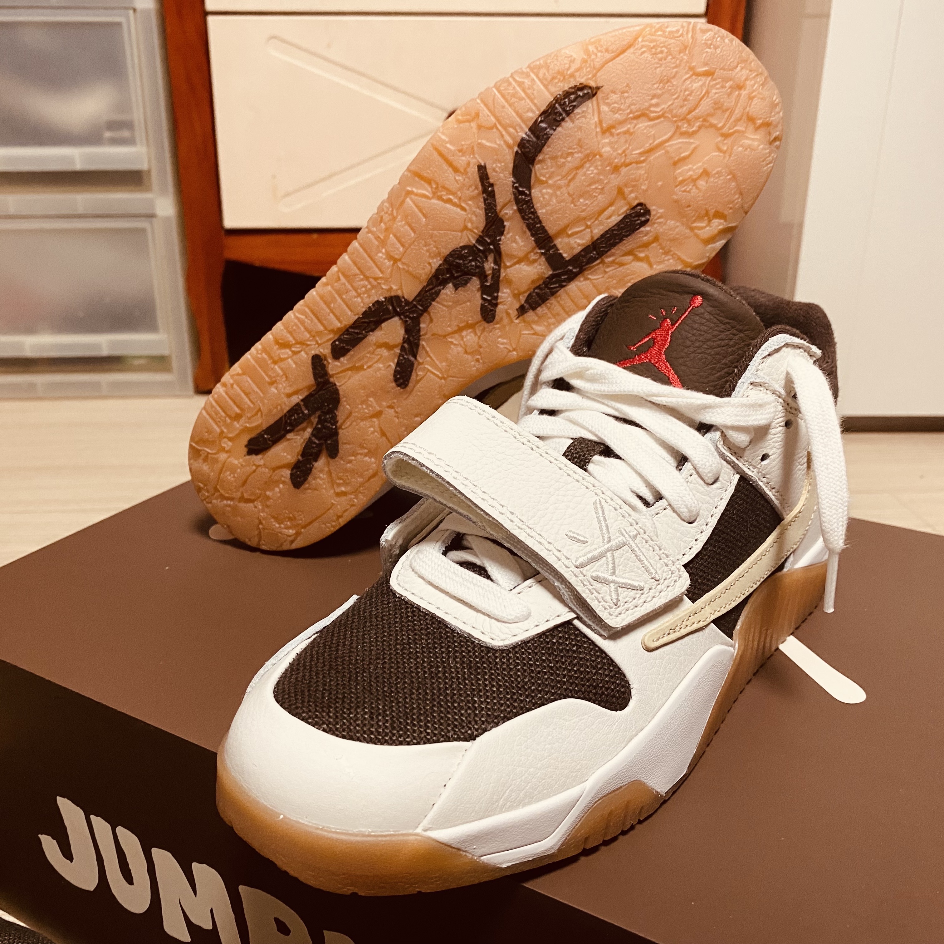Jordan x Travis Scott Jumpman Jack TR Sail and Dark Mocha 착용 스타일 - 5
