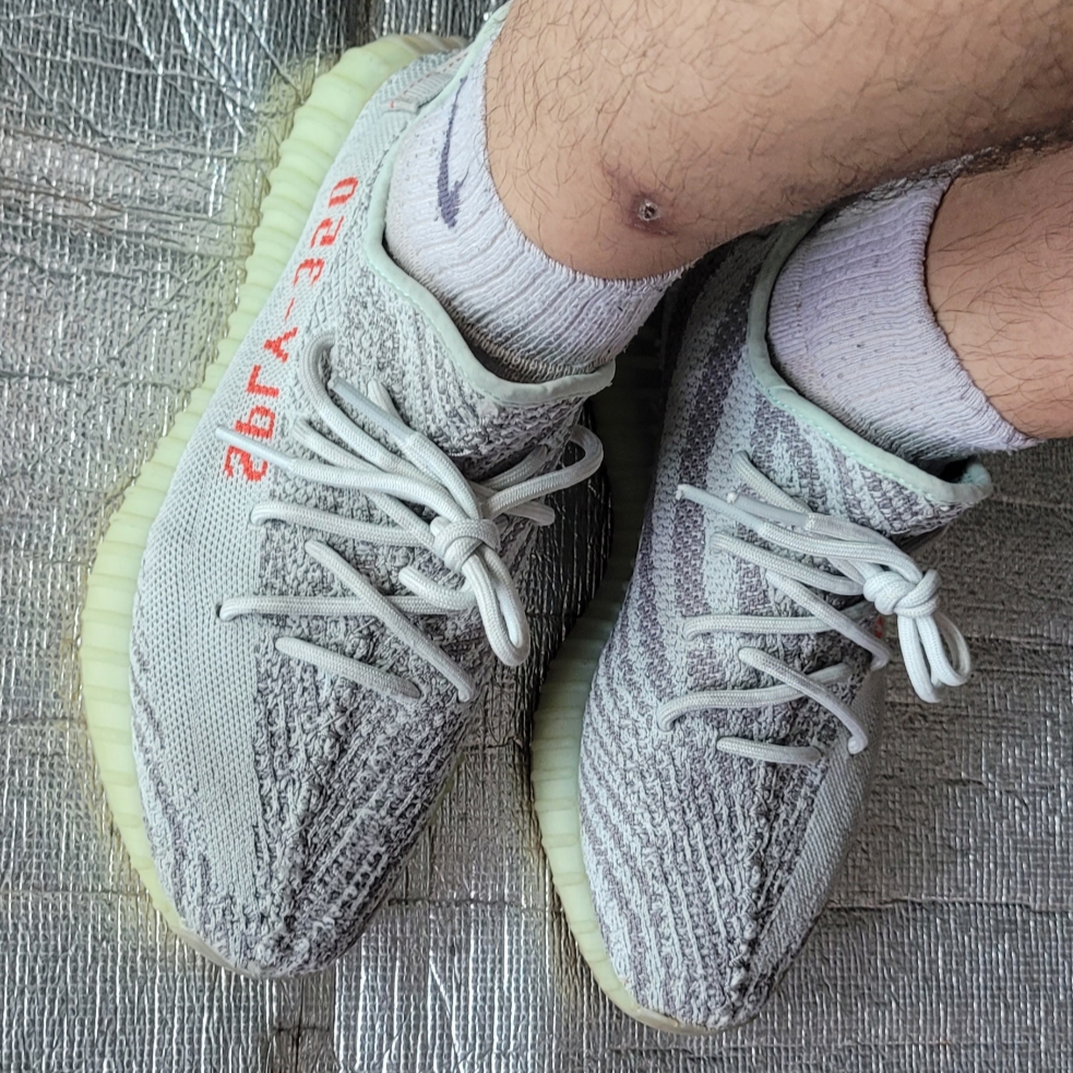 Adidas Yeezy Boost 350 V2 Blue Tint 2017 착용 스타일 - 1