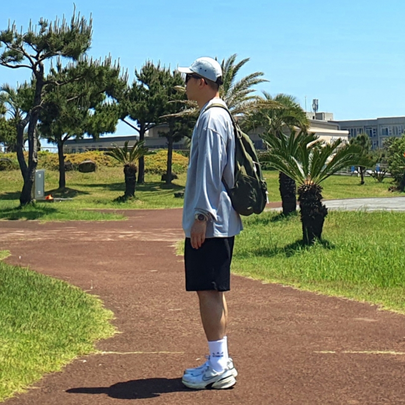 Nike V2K Run Summit White Metallic Silver, Nike Everyday Essential Crew Socks White Black (3 Pack/Korean Ver.) 착용 스타일 - 4