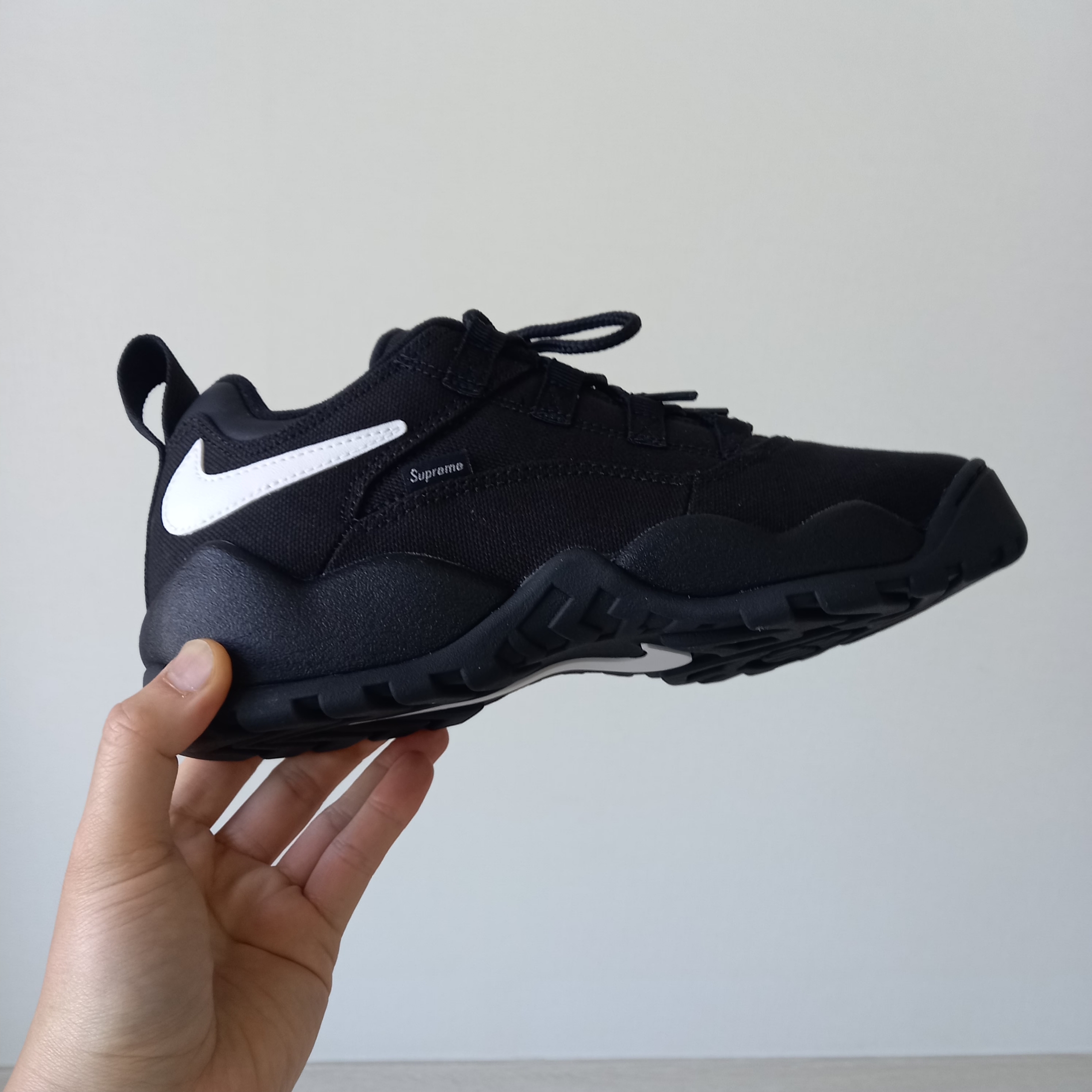 Nike x Supreme SB Darwin Low Black 착용 스타일 - 2