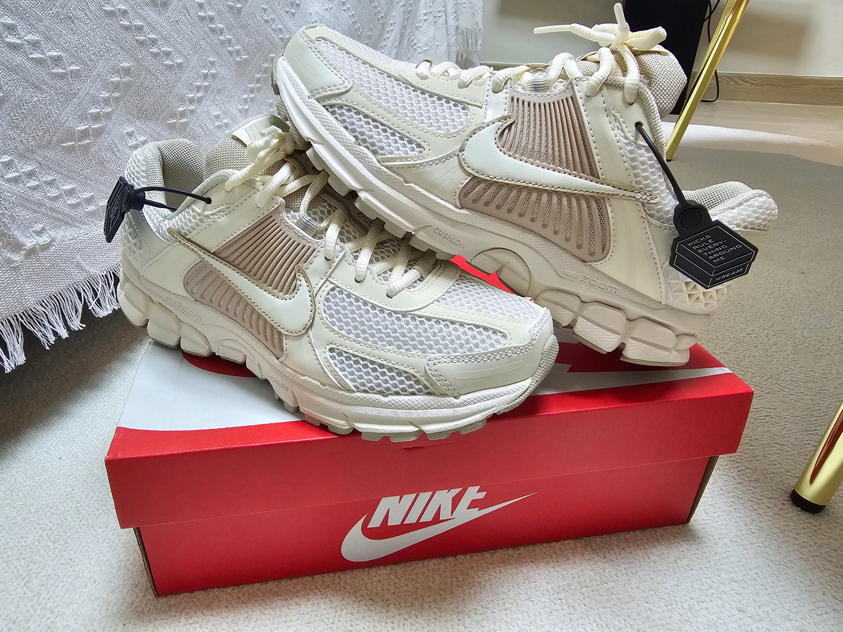 (W) Nike Zoom Vomero 5 Pale Ivory Sanddrift 착용 스타일 - 1