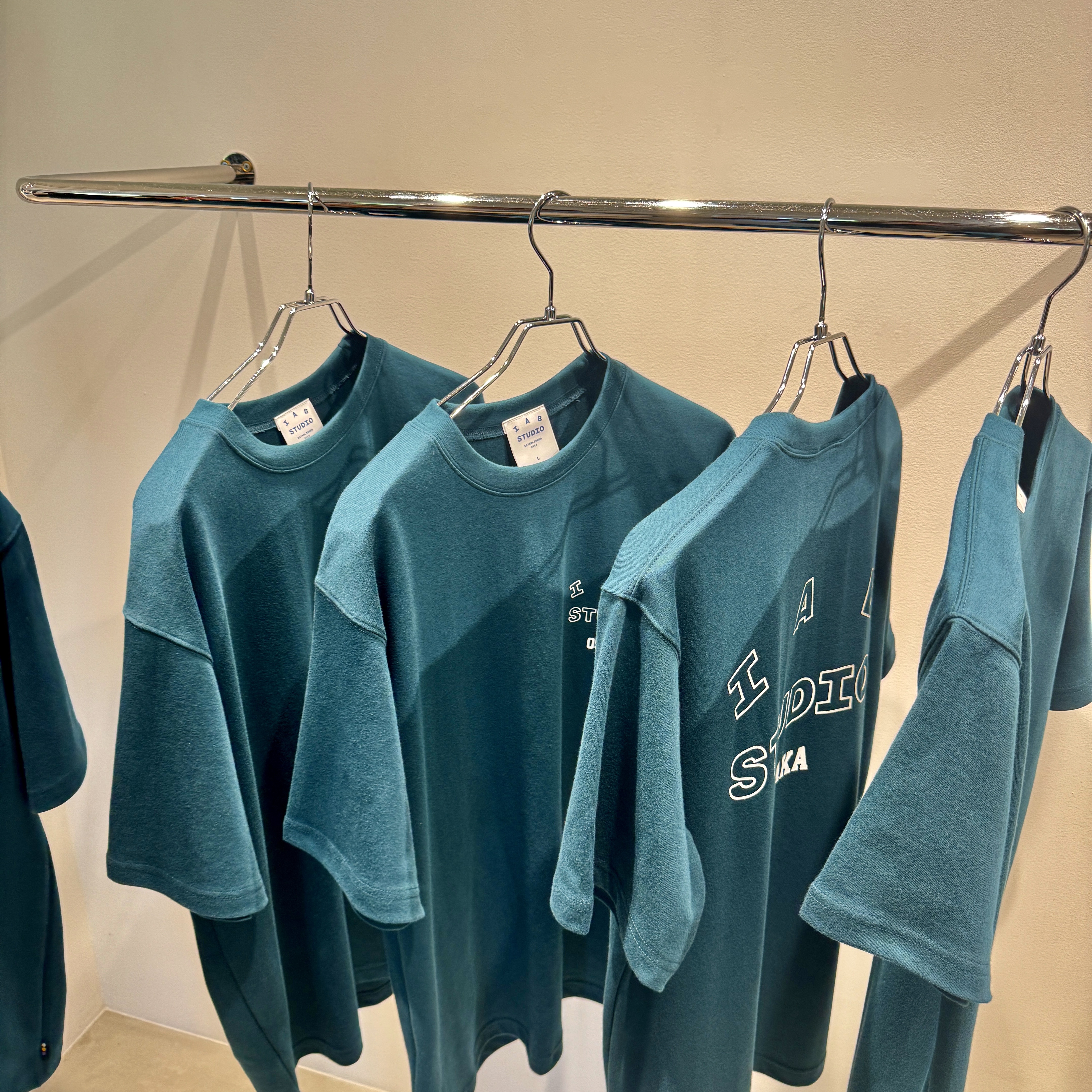 IAB Studio Osaka T-Shirt Dark Green, IAB Studio x Henry’s Pizza Logo T-Shirt White 착용 스타일 - 1