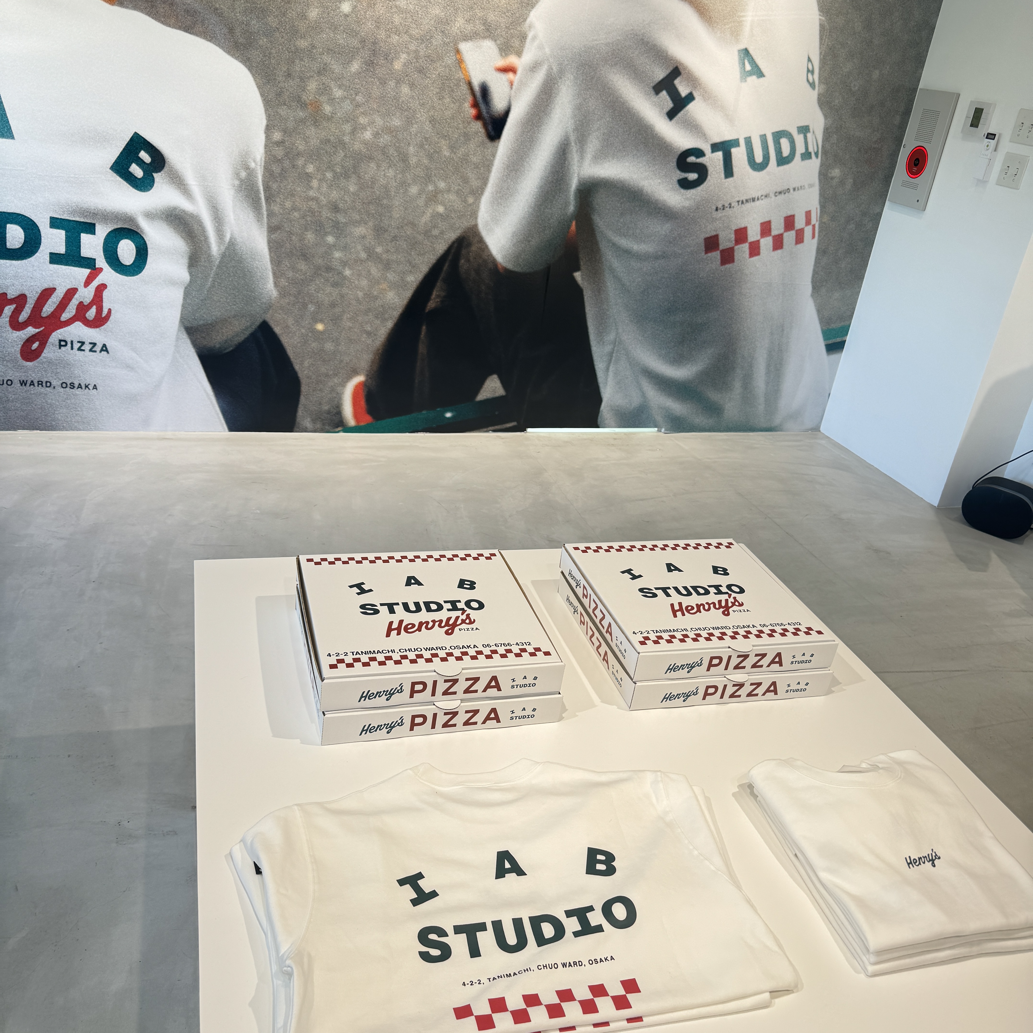 IAB Studio Osaka T-Shirt Dark Green, IAB Studio x Henry’s Pizza Logo T-Shirt White 착용 스타일 - 2