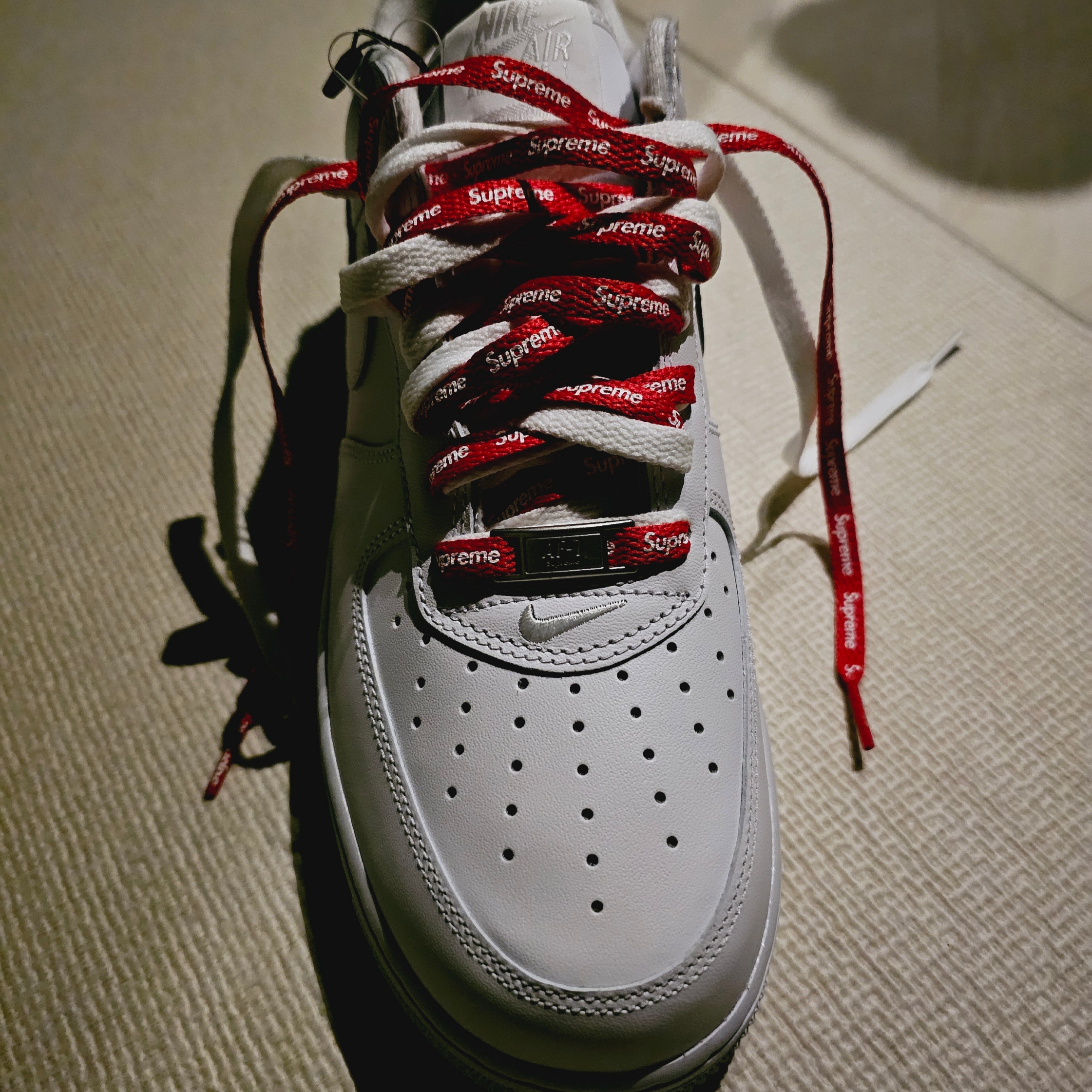 Nike x Supreme Air Force 1 Low White 착용 스타일 - 2
