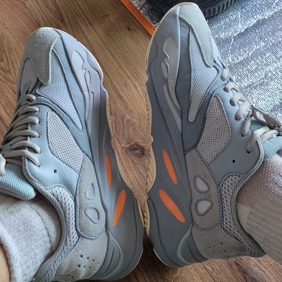 Adidas Yeezy Boost 700 Inertia 착용 스타일 - 3