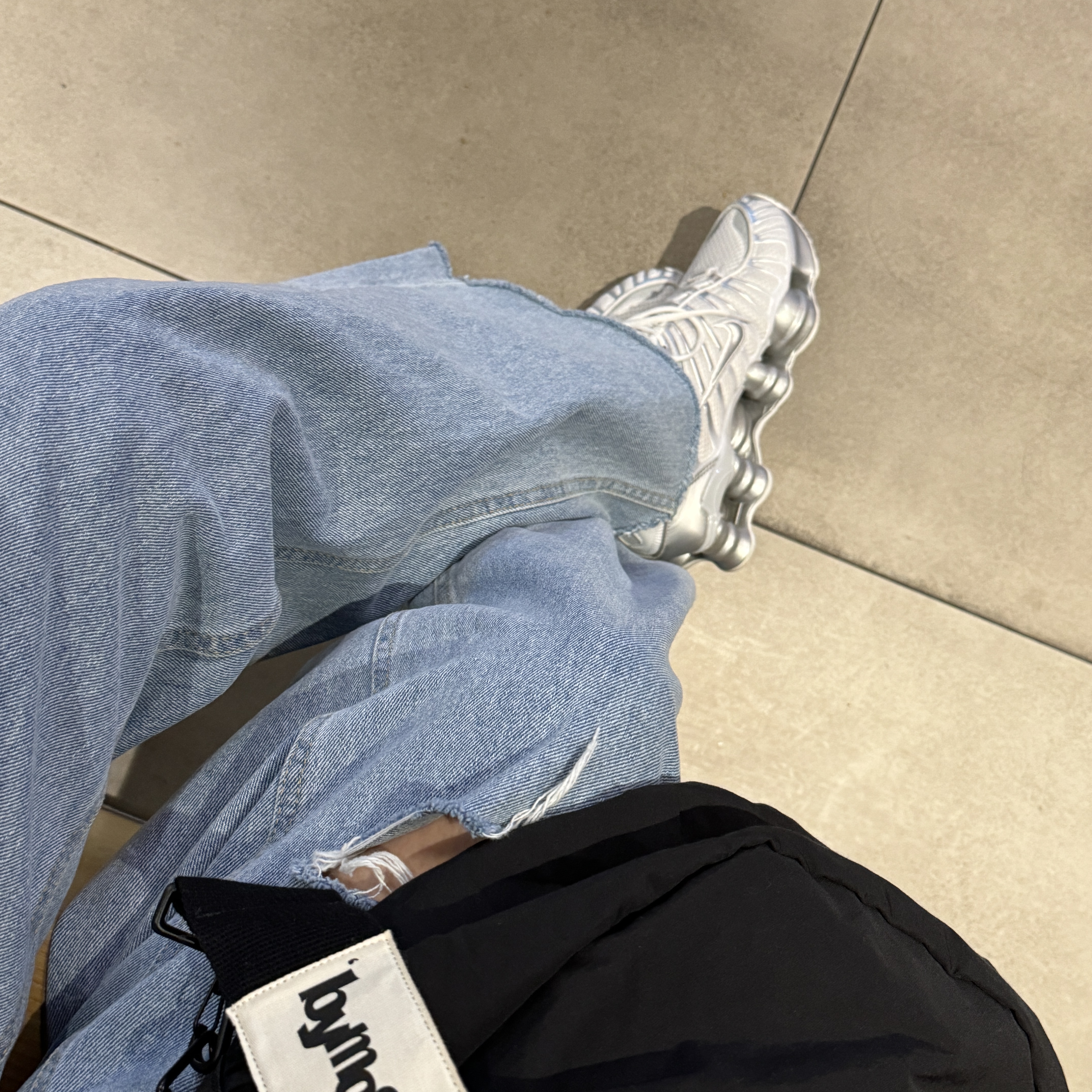 (W) Nike Shox TL Metallic Silver 착용 스타일 - 3