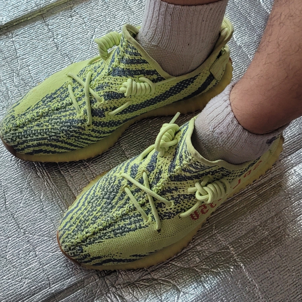 Adidas Yeezy Boost 350 V2 Semi Frozen Yellow 착용 스타일 - 2