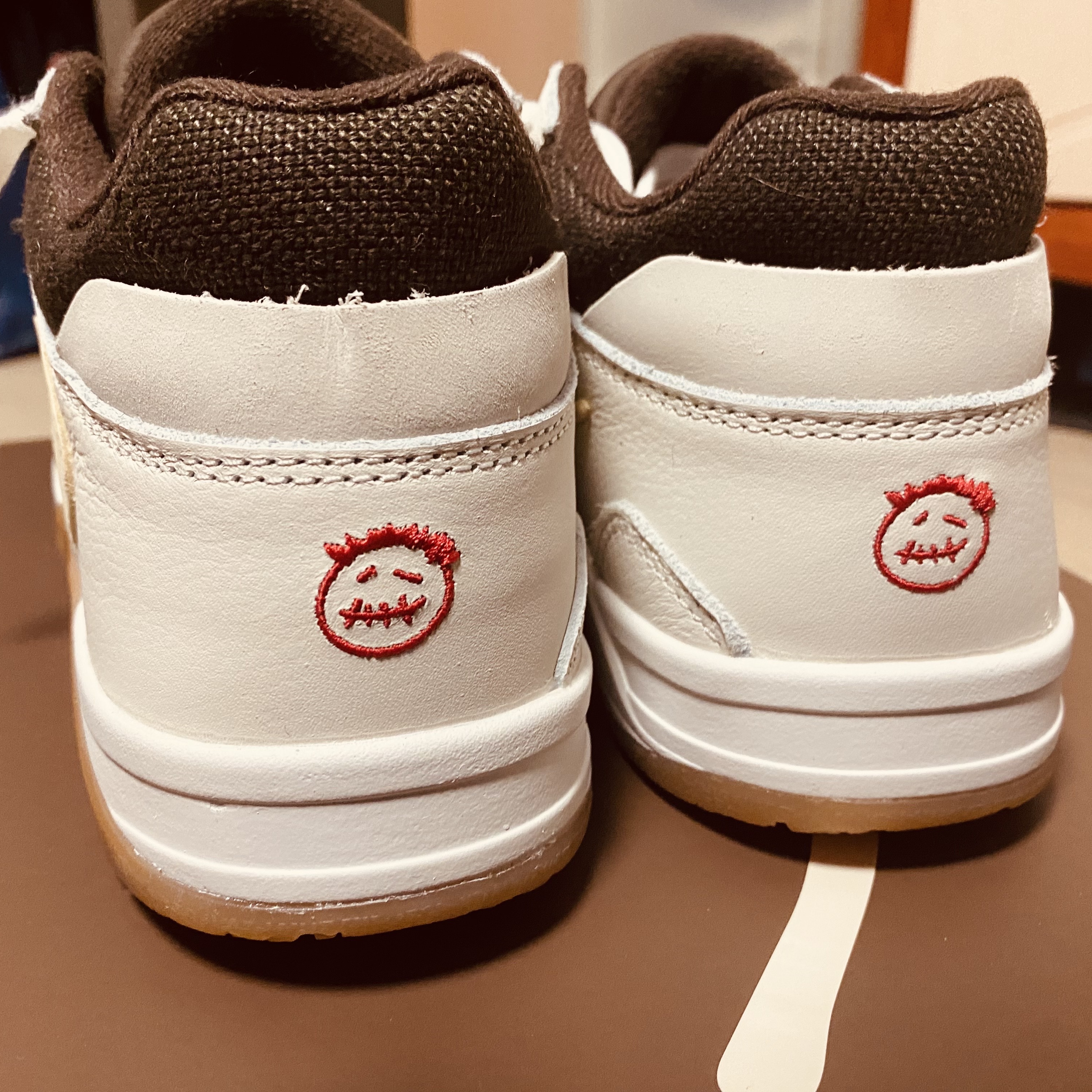 Jordan x Travis Scott Jumpman Jack TR Sail and Dark Mocha 착용 스타일 - 3