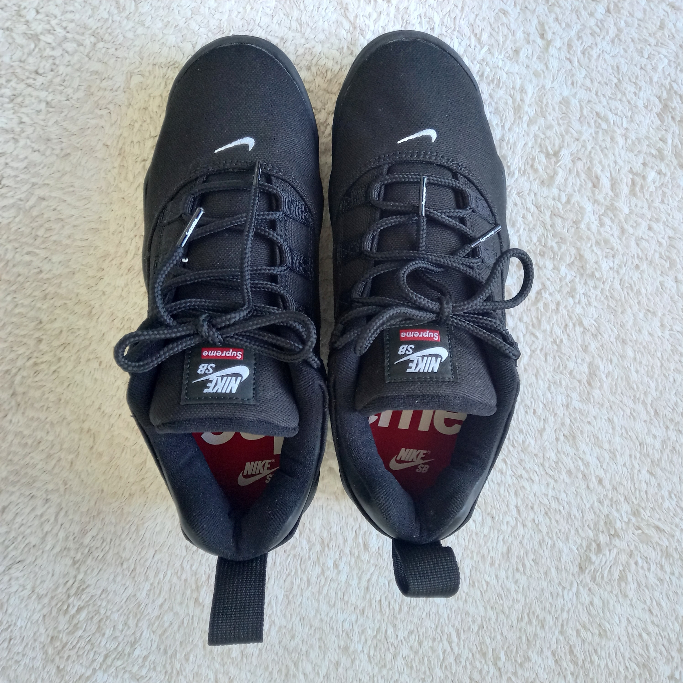 Nike x Supreme SB Darwin Low Black 착용 스타일 - 6