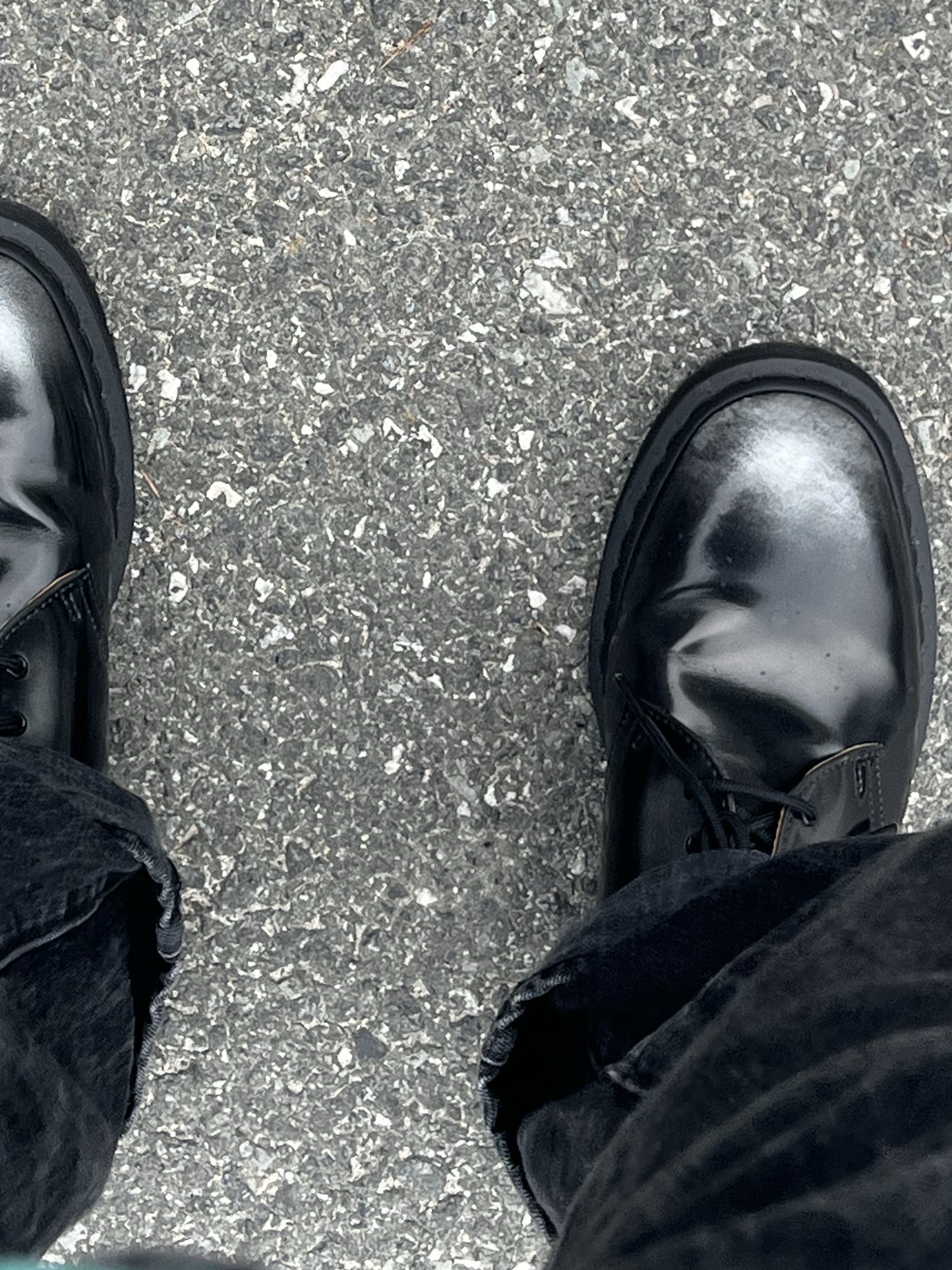 Dr. Martens x Supreme 1461 Gray Silver 착용 스타일