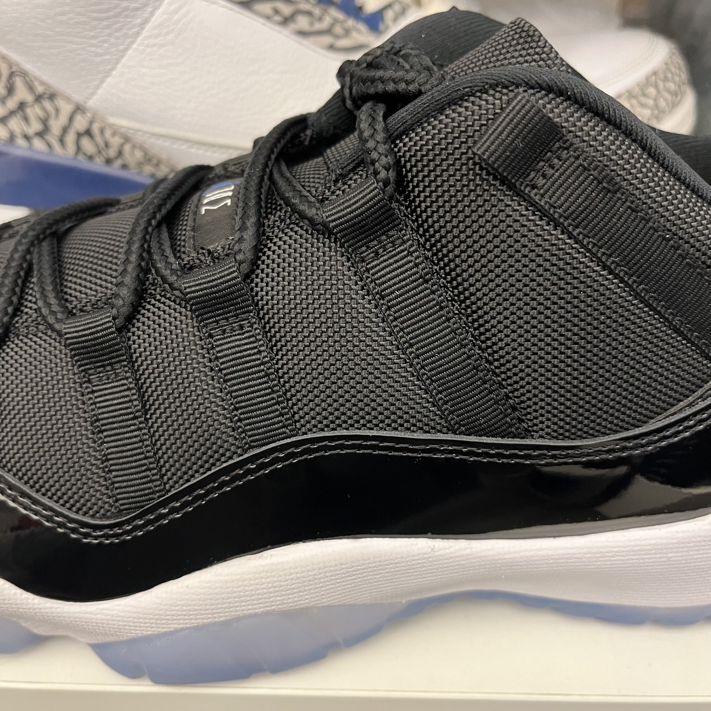 Jordan 11 Retro Low Black and Varsity Royal 착용 스타일 - 3