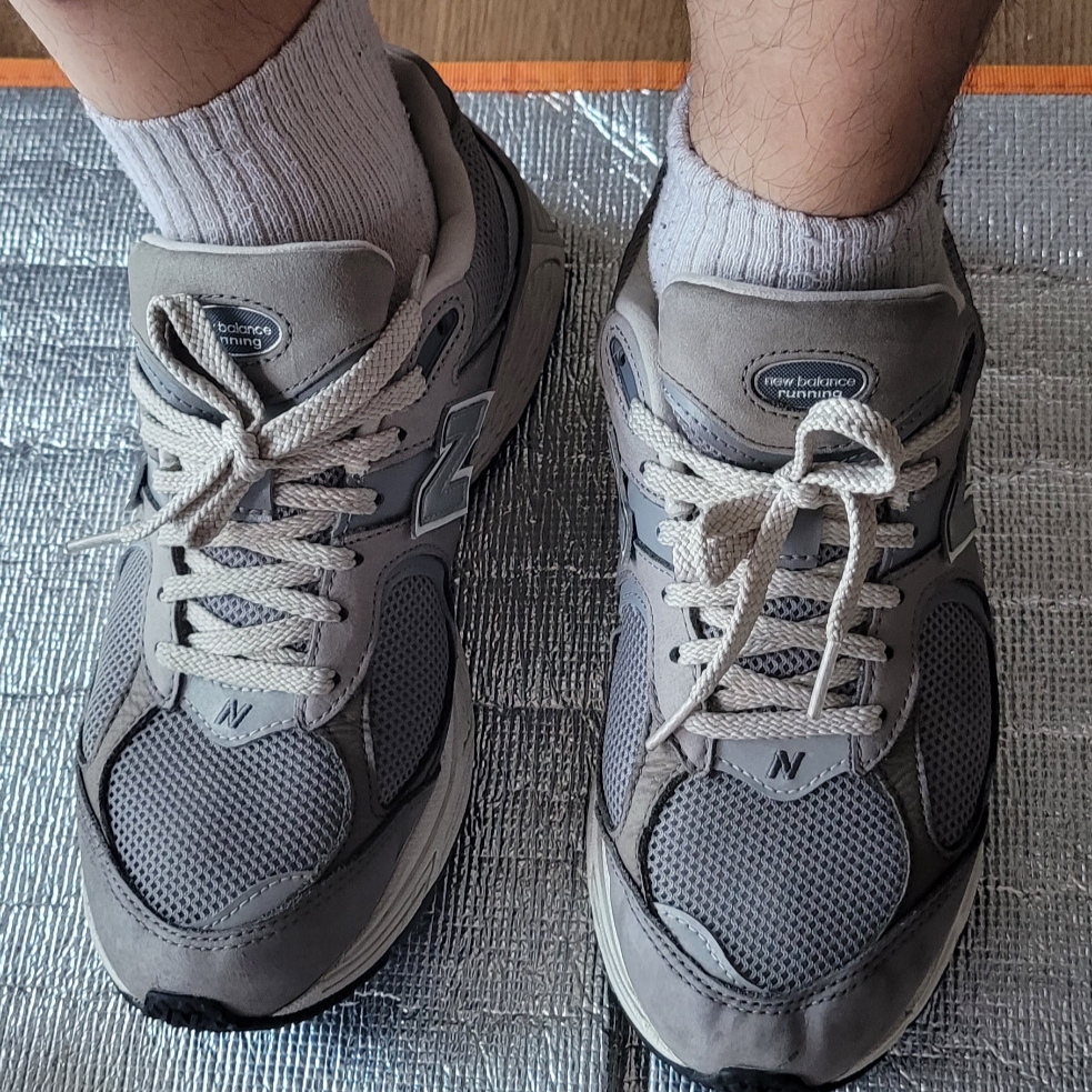 New Balance 2002R Grey 착용 스타일 - 3