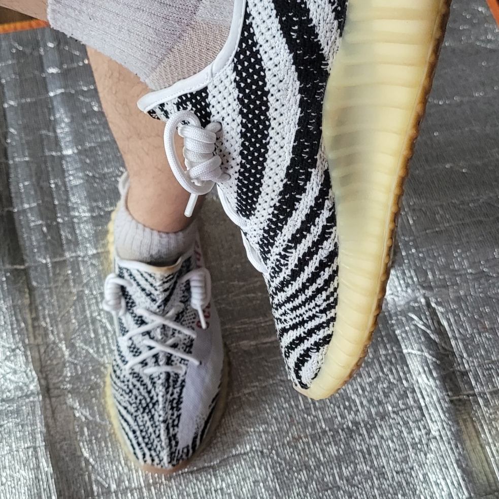 Adidas Yeezy Boost 350 V2 Zebra 2017/2019/2020 착용 스타일 - 5