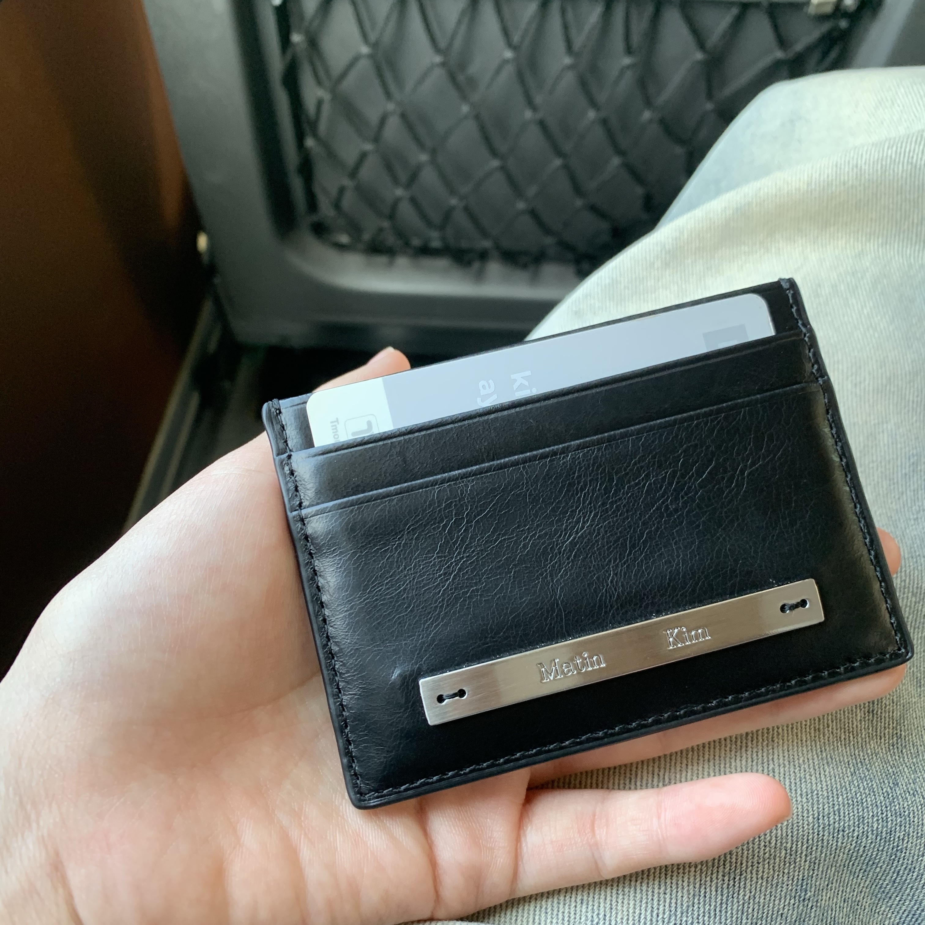 Matin Kim Vintage Card Wallet Black 착용 스타일