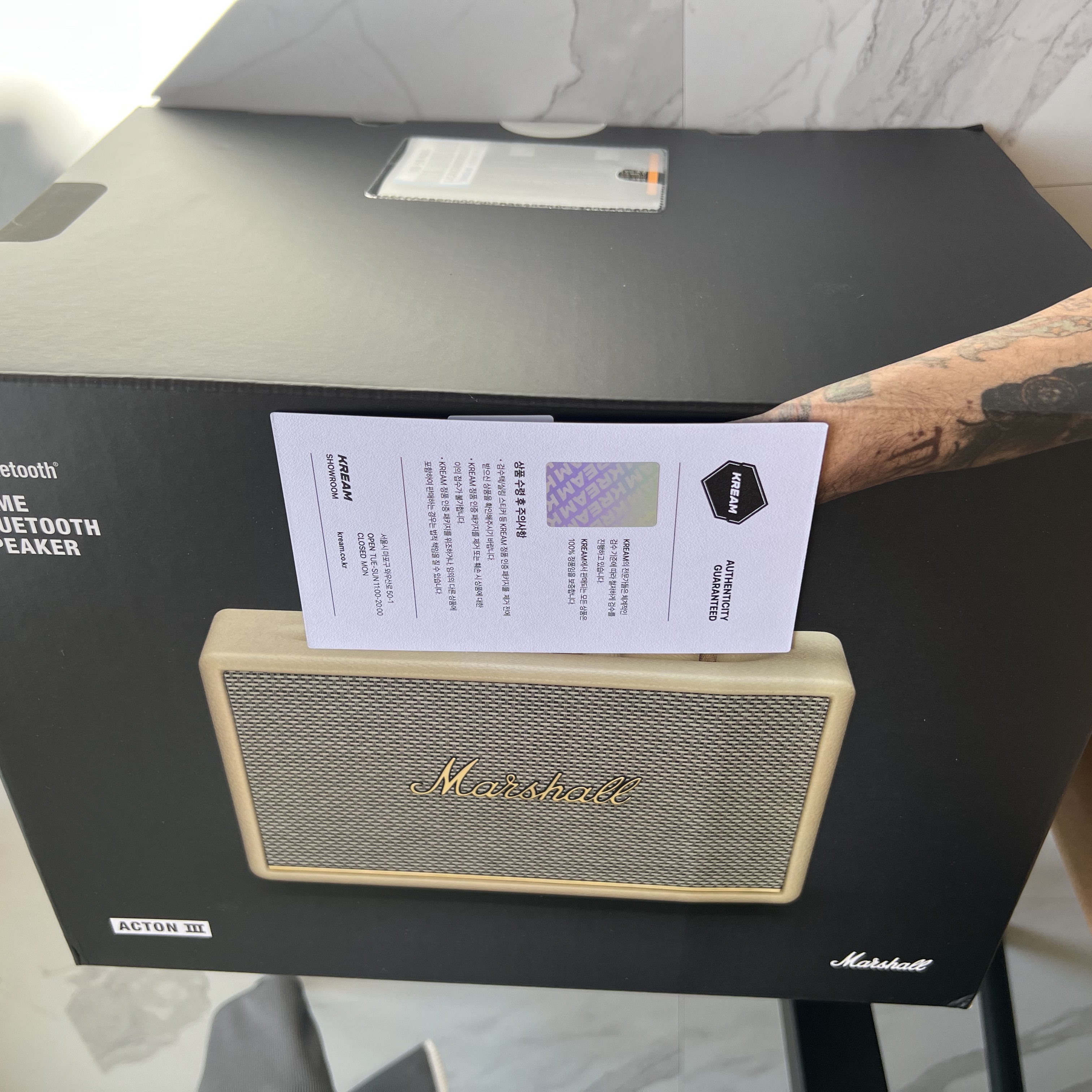 Marshall Acton III Bluetooth Cream (Korean Ver.) 착용 스타일 - 1