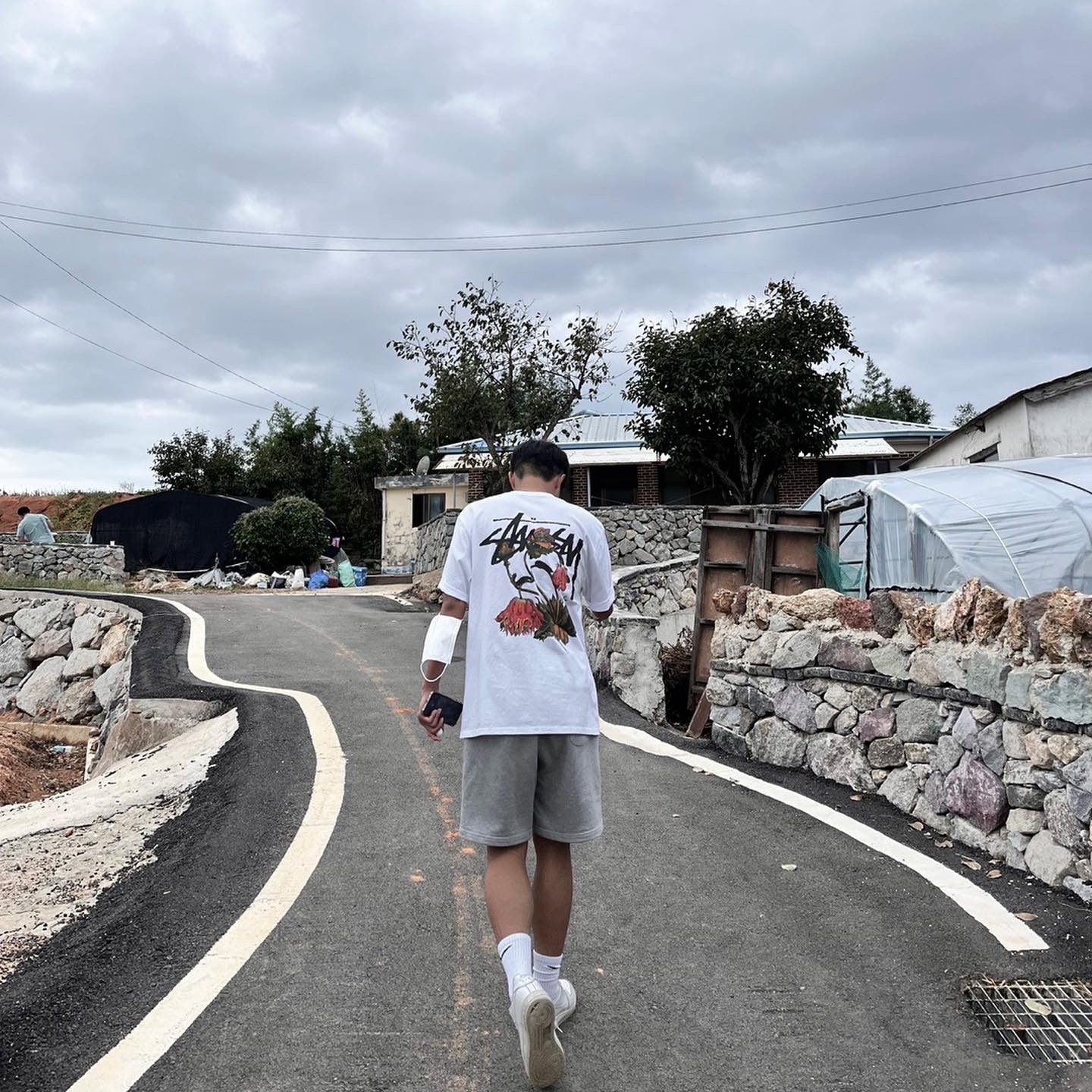 Nike Air Force 1 '07 Low White, Stussy Withered Flower T-Shirt White 착용 스타일
