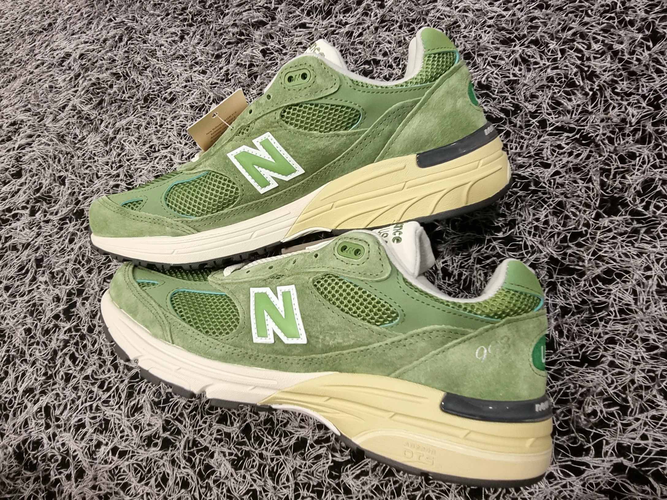 New Balance 993 Made in USA Chive Sea Salt 착용 스타일 - 3